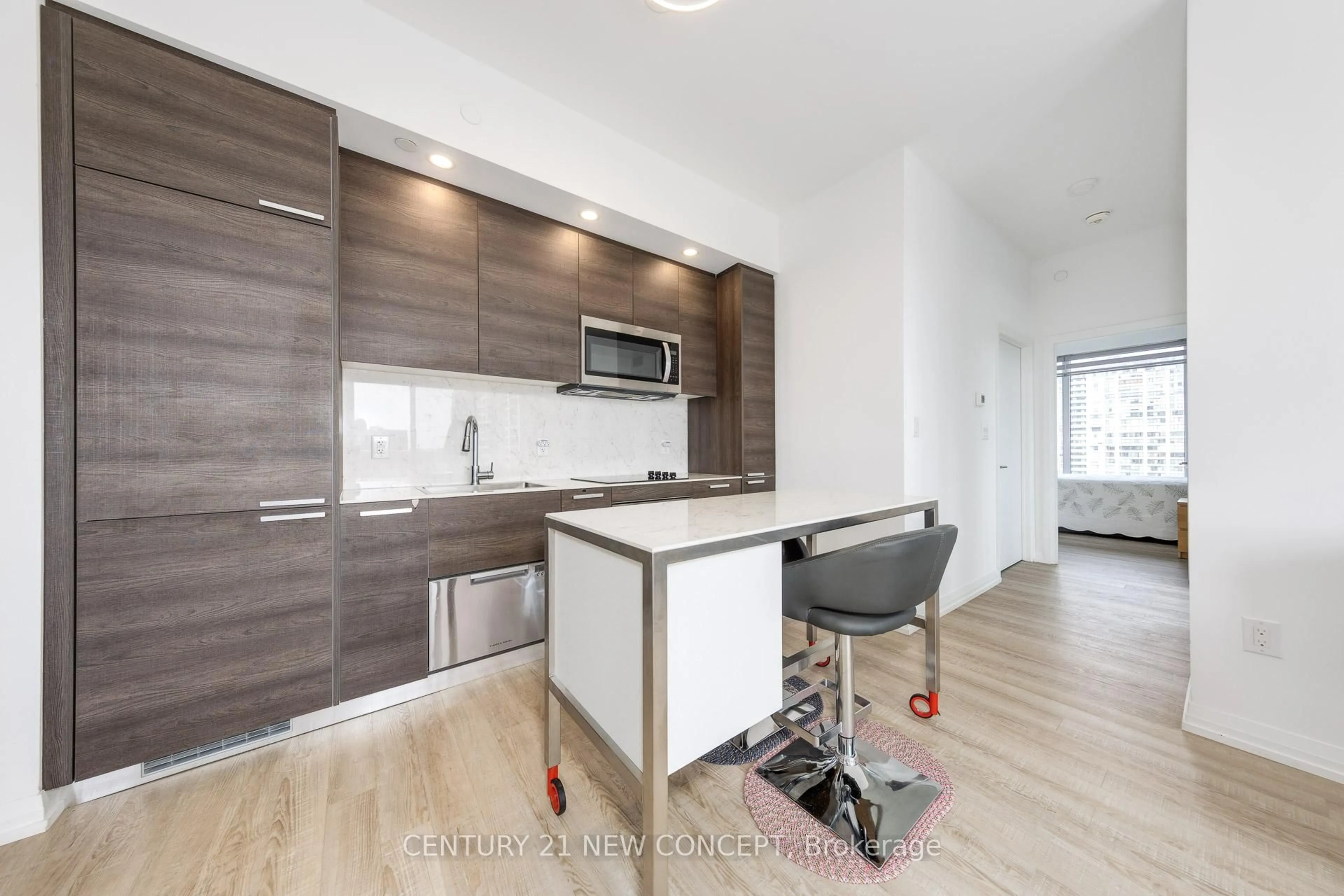 Open concept kitchen, wood/laminate floor for 75 Canterbury Pl #1116, Toronto Ontario M2N 2N1