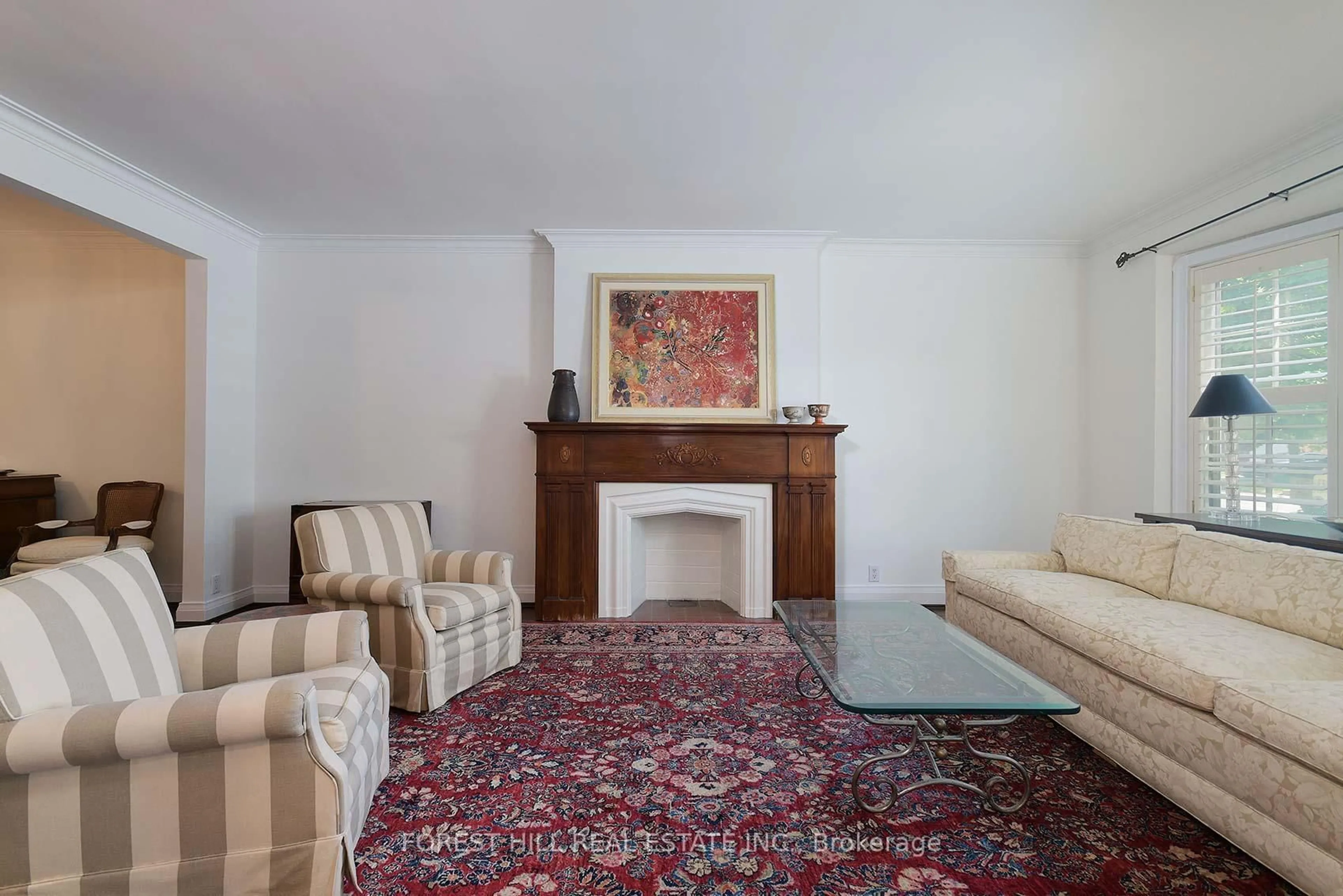 Living room with furniture, carpet floor for 10 Peveril Hill, Toronto Ontario M6C 3A8