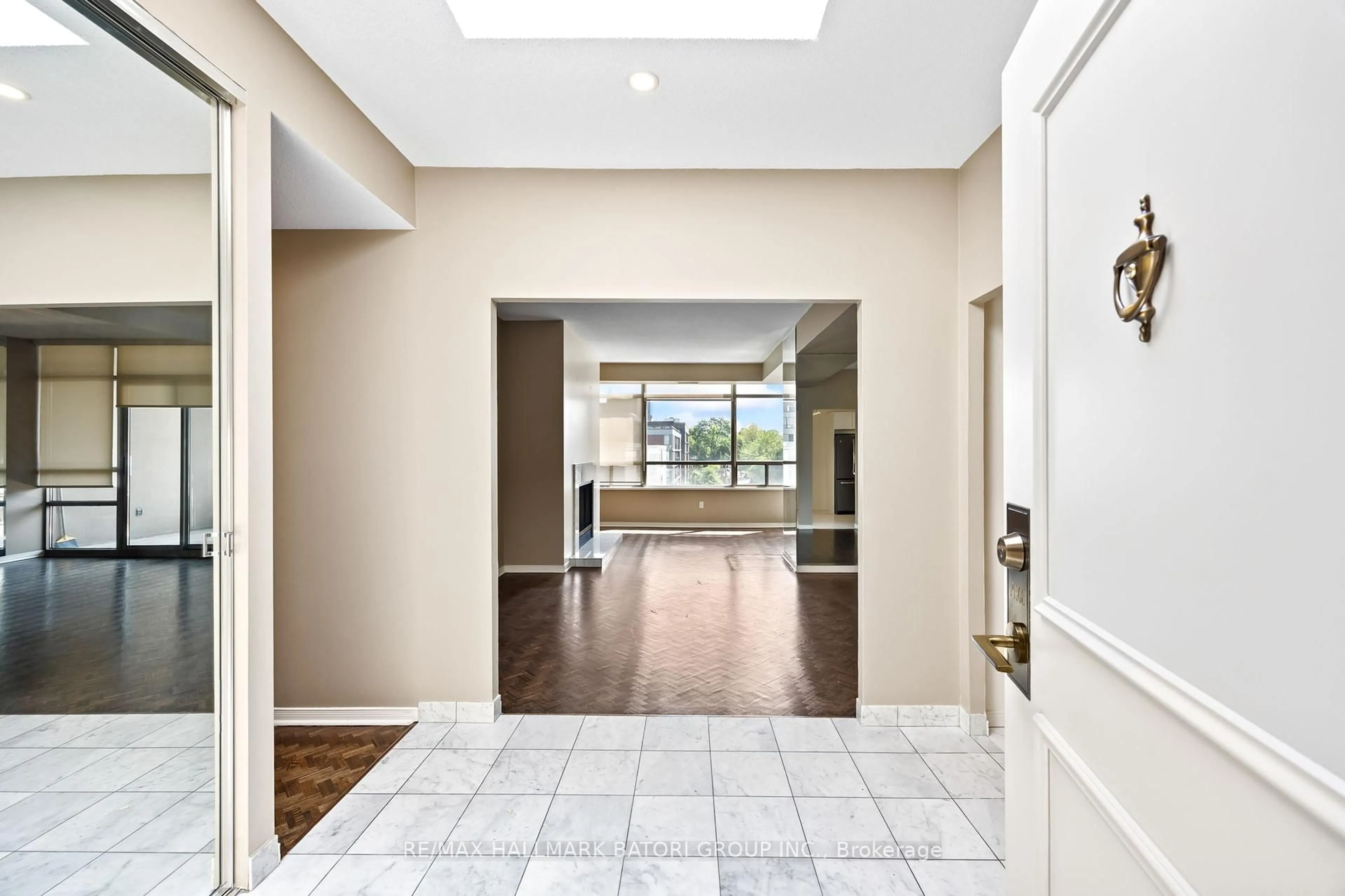 Indoor entryway for 18 Lower Village Gate #708, Toronto Ontario M5P 3M1