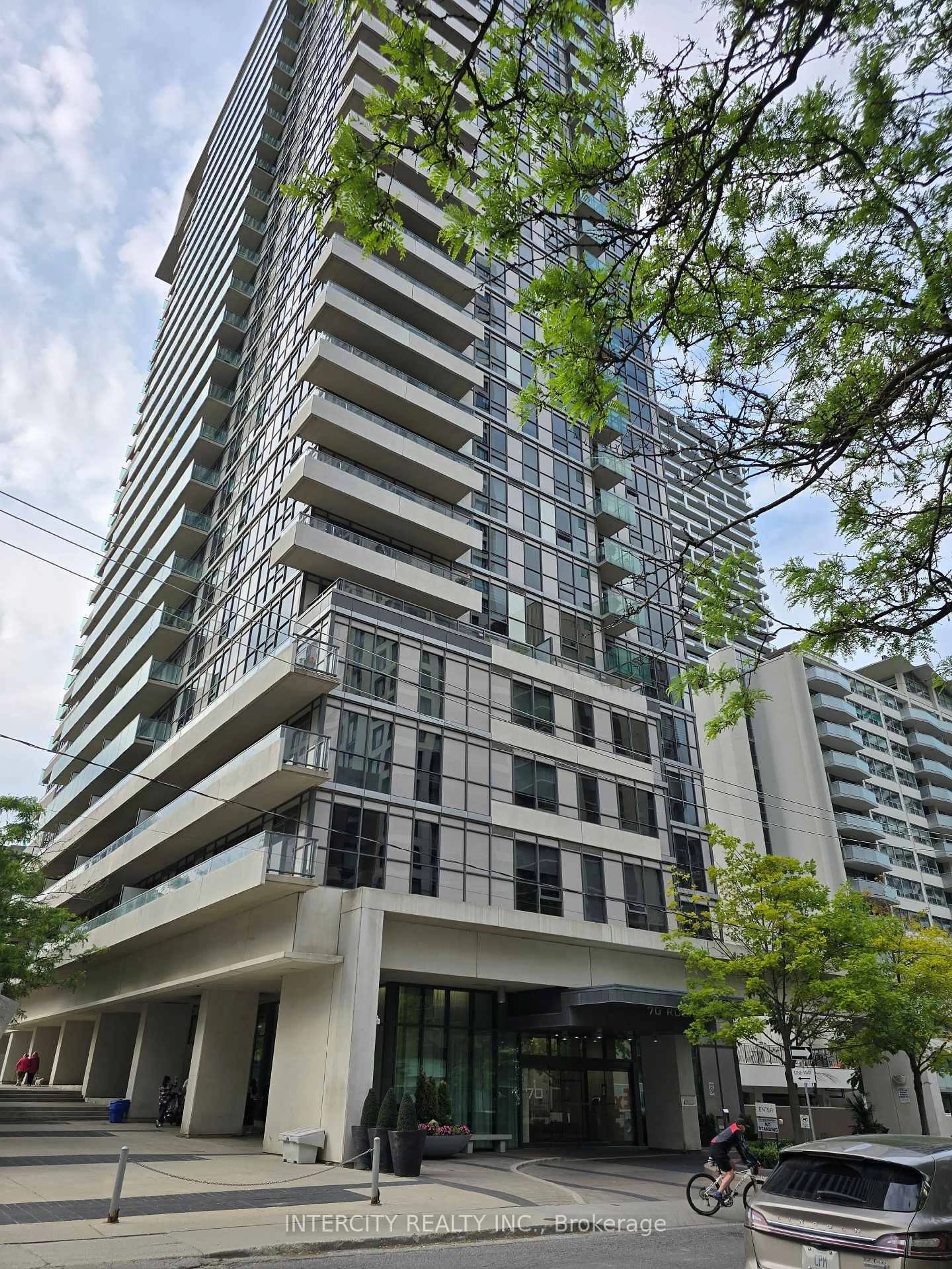 Indoor foyer for 70 Roehampton Ave #1612, Toronto Ontario M4P 1R2