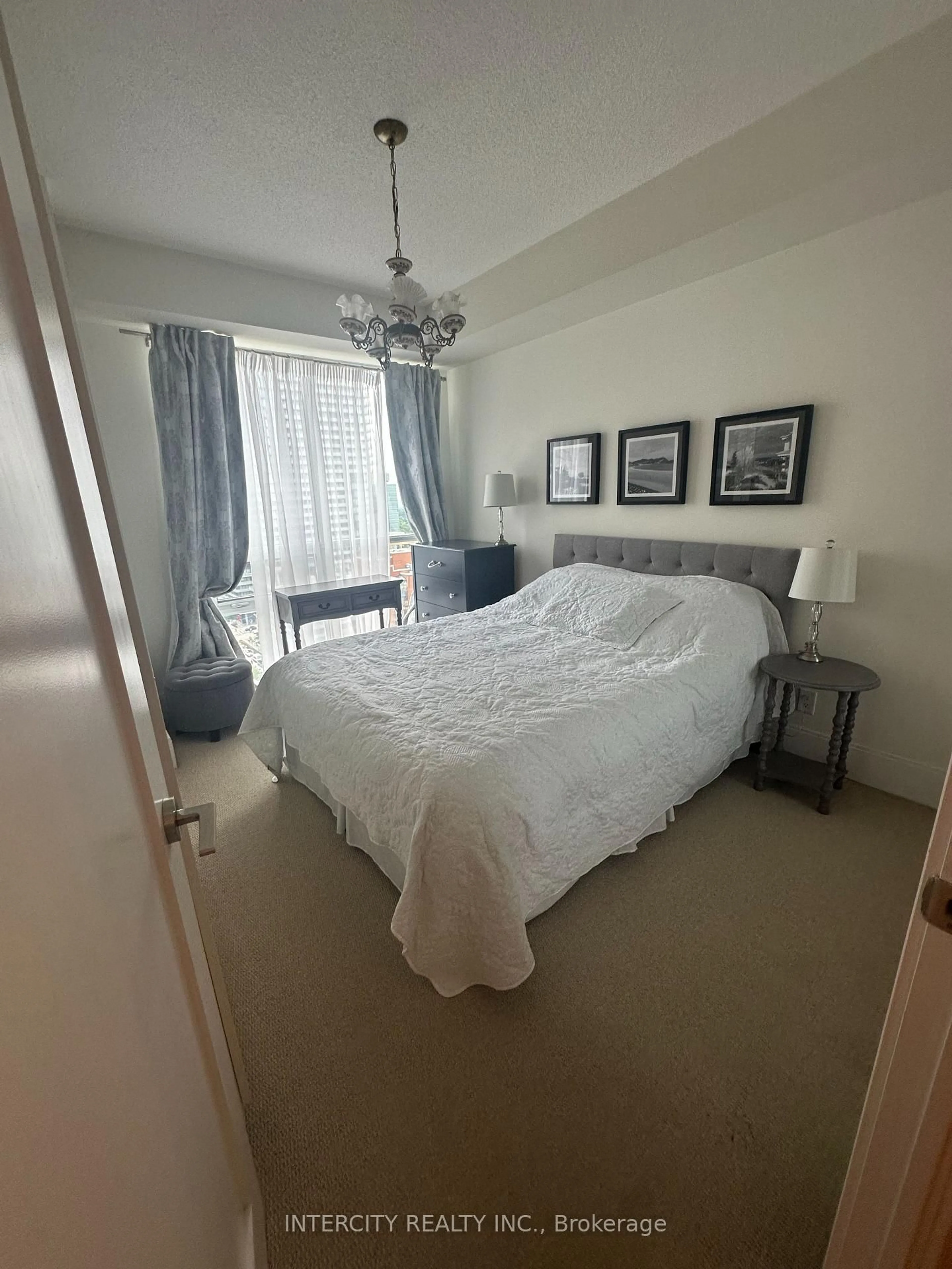 A pic of a room for 70 Roehampton Ave #1612, Toronto Ontario M4P 1R2