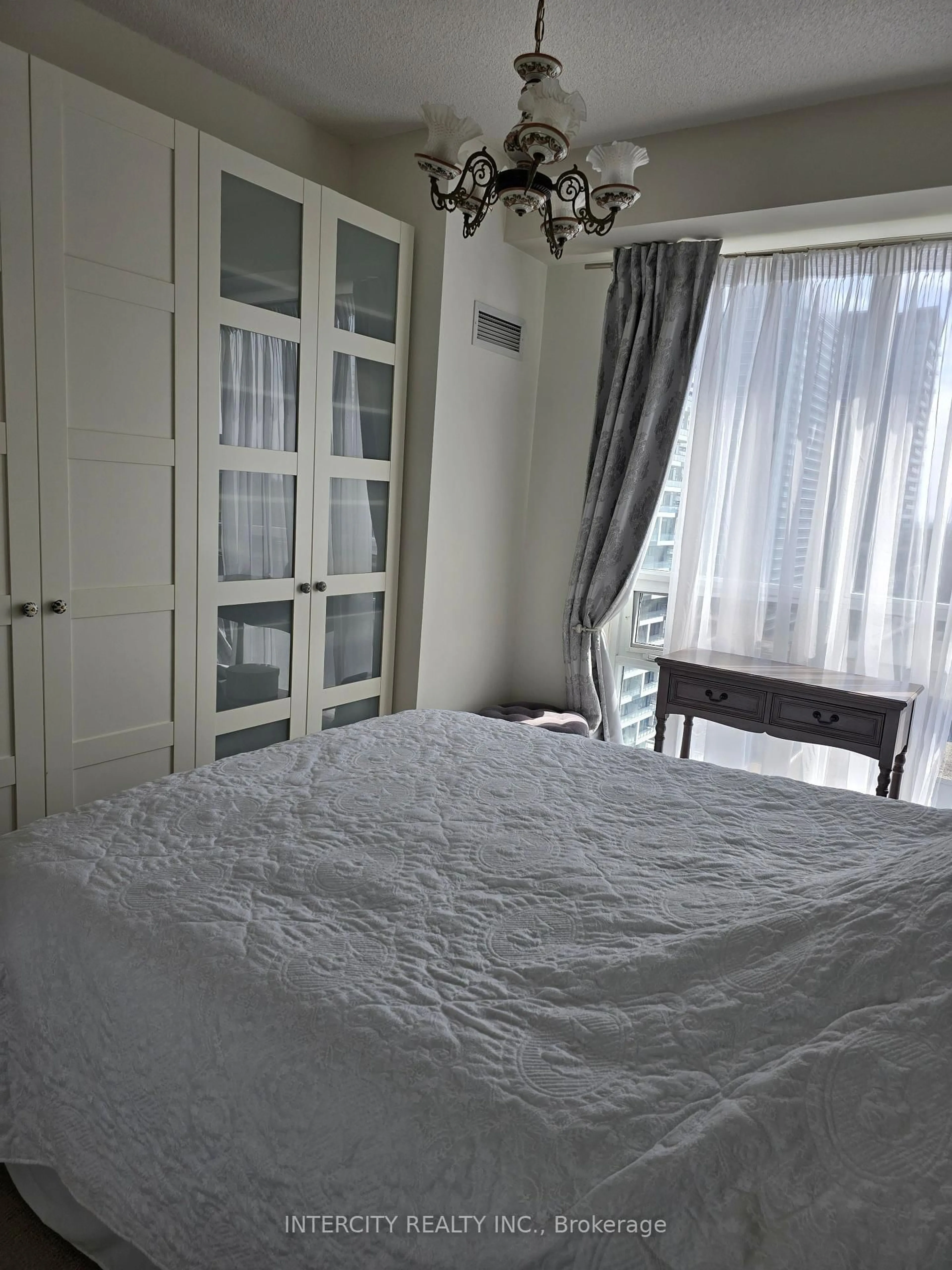 A pic of a room for 70 Roehampton Ave #1612, Toronto Ontario M4P 1R2