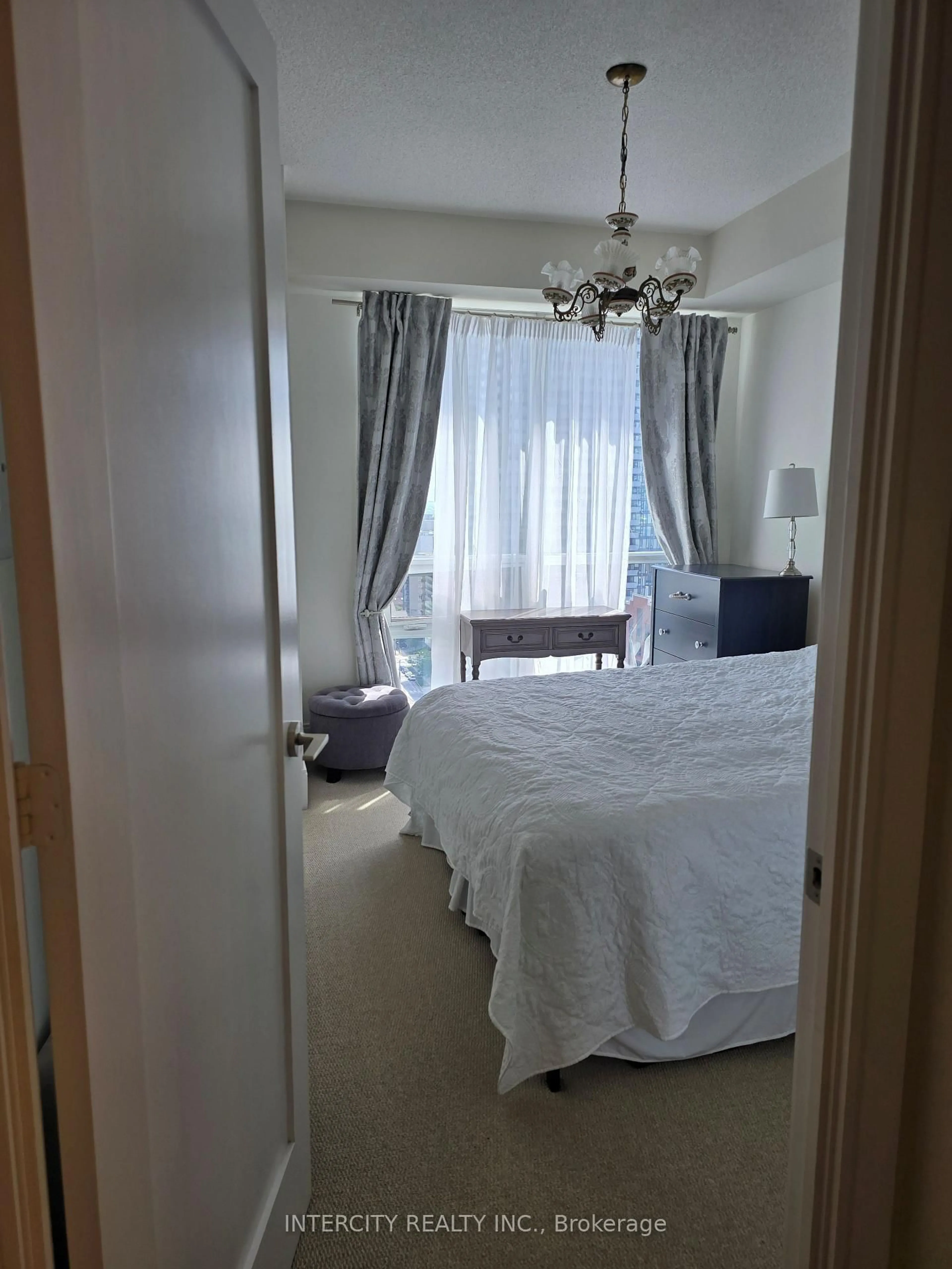 A pic of a room for 70 Roehampton Ave #1612, Toronto Ontario M4P 1R2