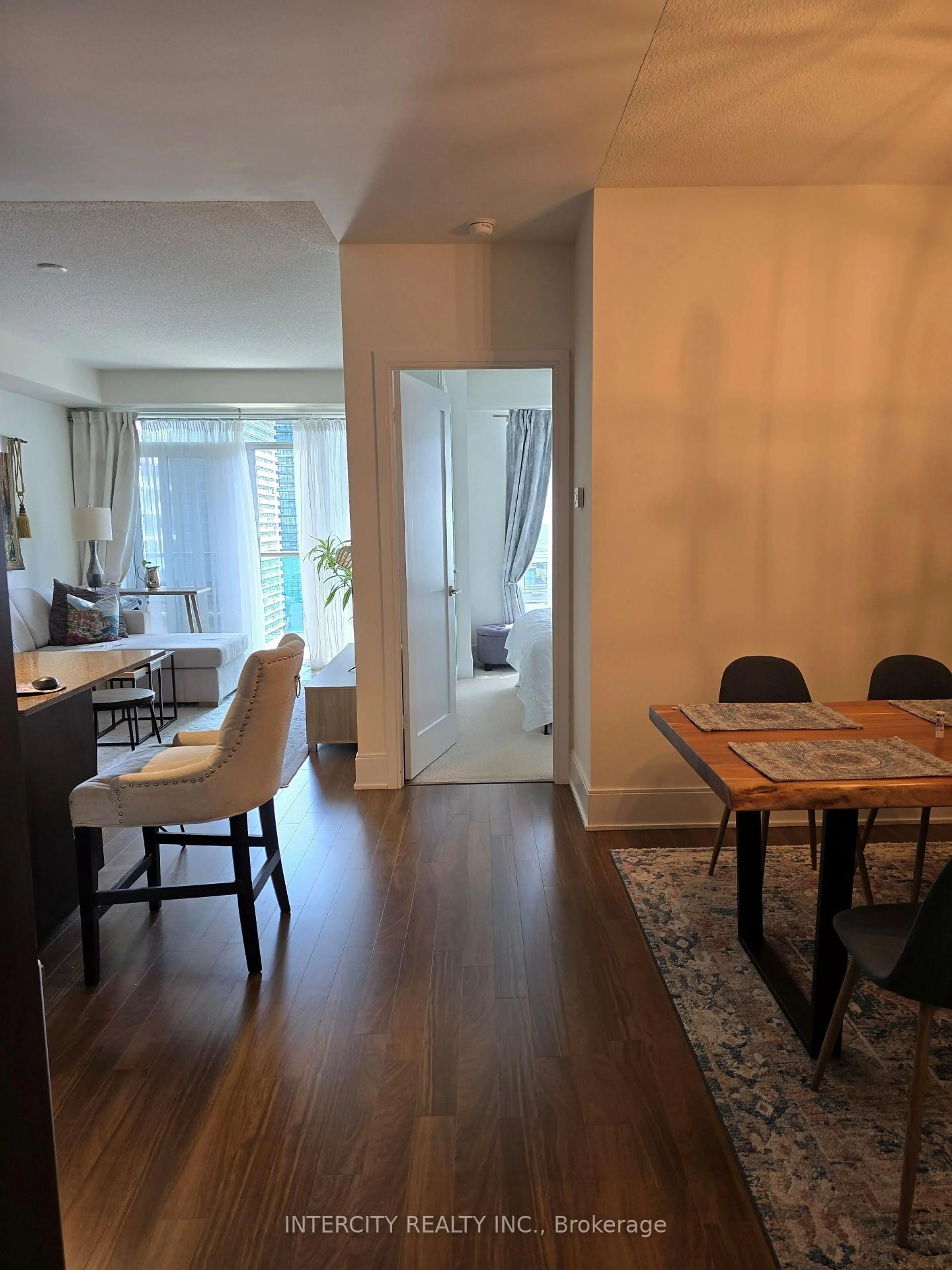 A pic of a room for 70 Roehampton Ave #1612, Toronto Ontario M4P 1R2
