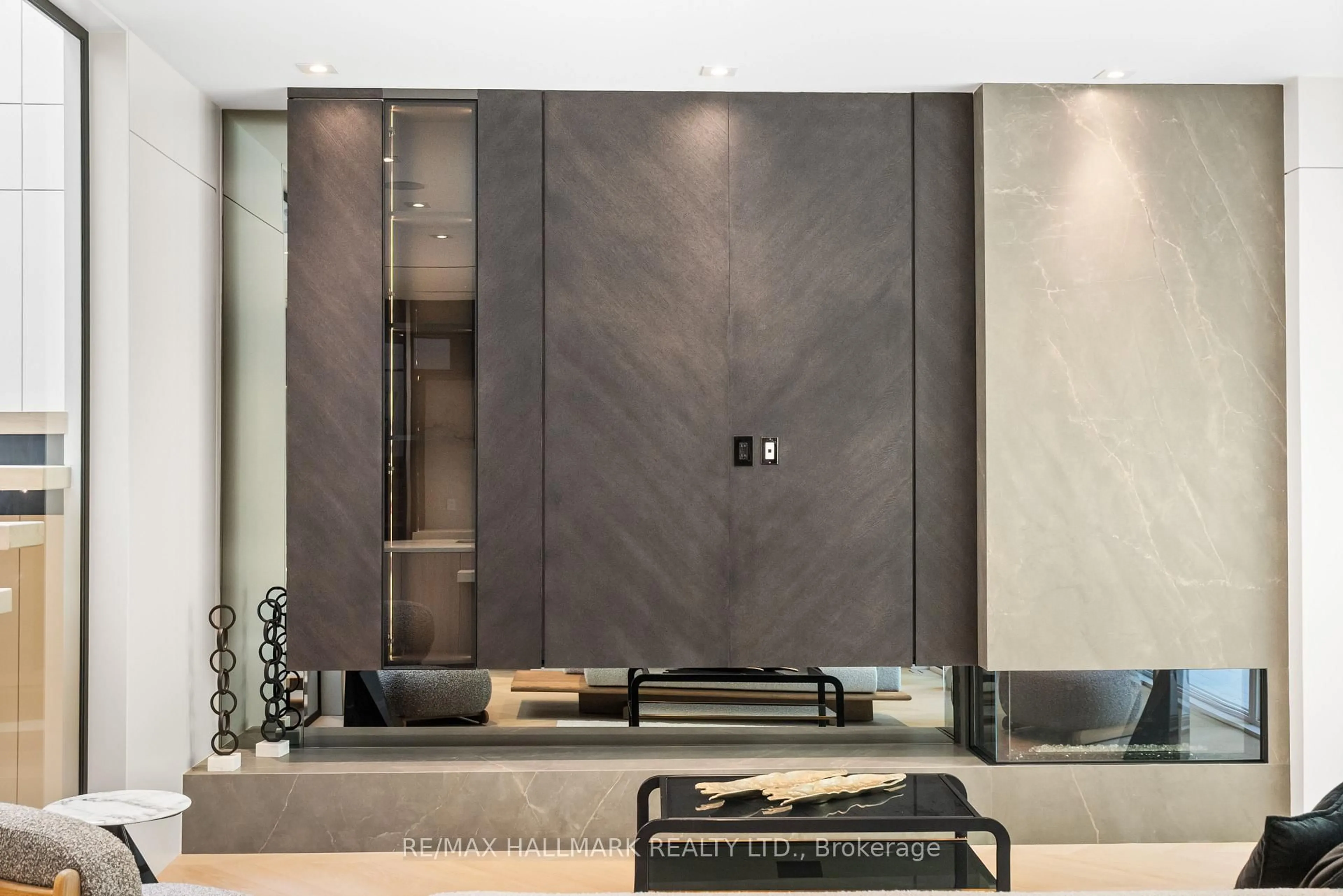 Indoor foyer for 37 Rowley Ave, Toronto Ontario M4P 2T1