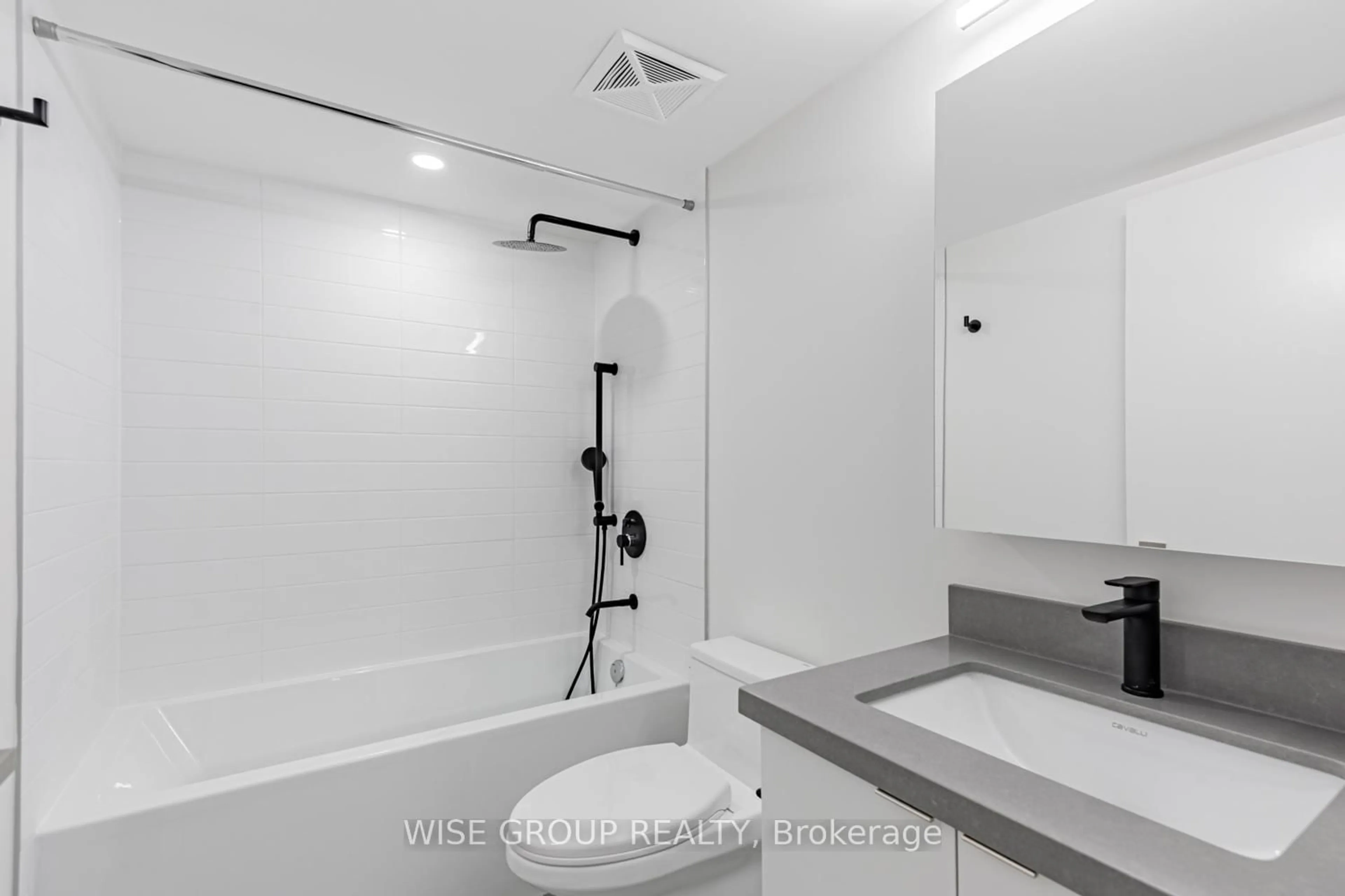 Standard bathroom, ceramic/tile floor for 500 Wilson Ave #444, Toronto Ontario M3H 5Y9