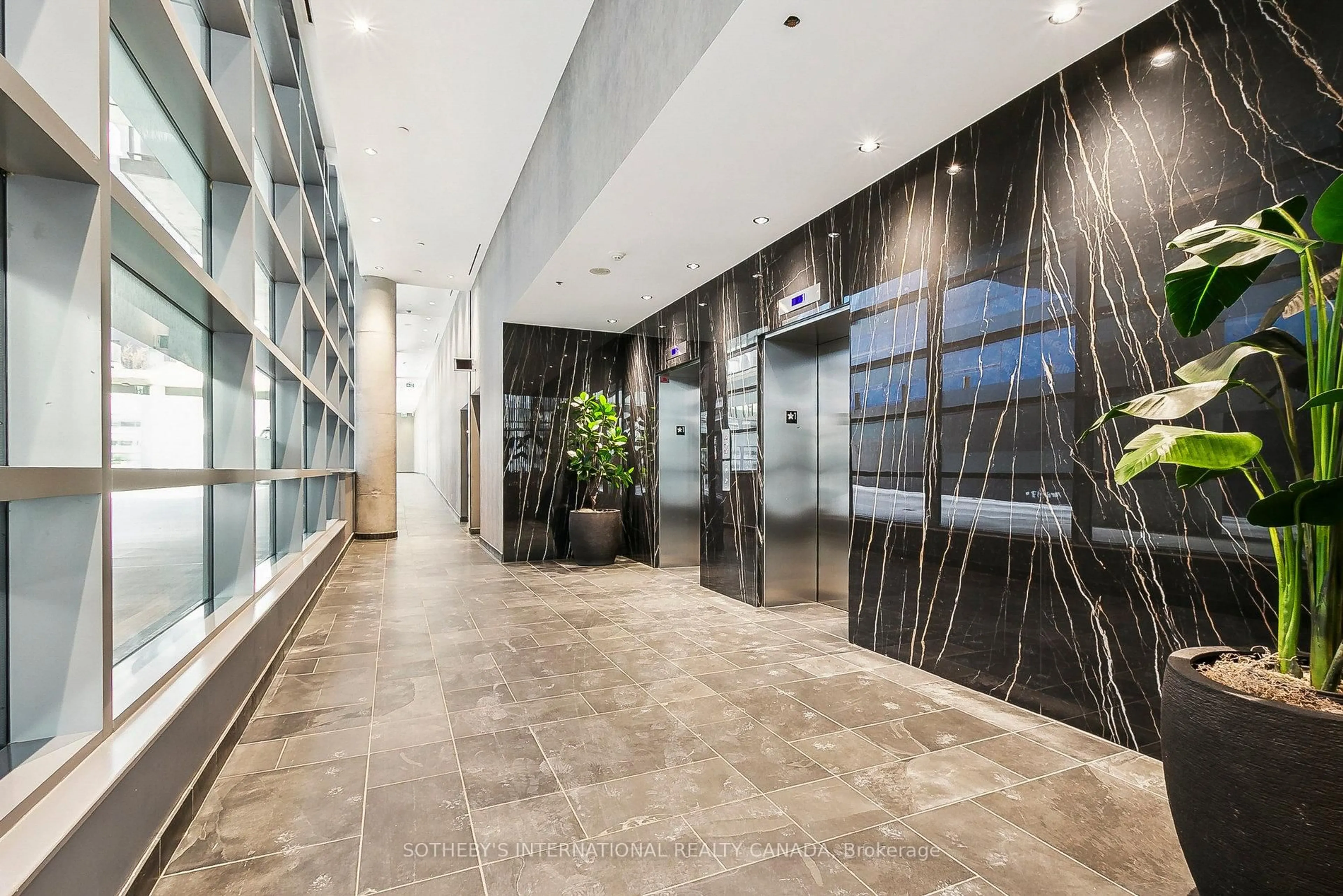 Indoor foyer for 650 King St #613, Toronto Ontario M5V 0H6