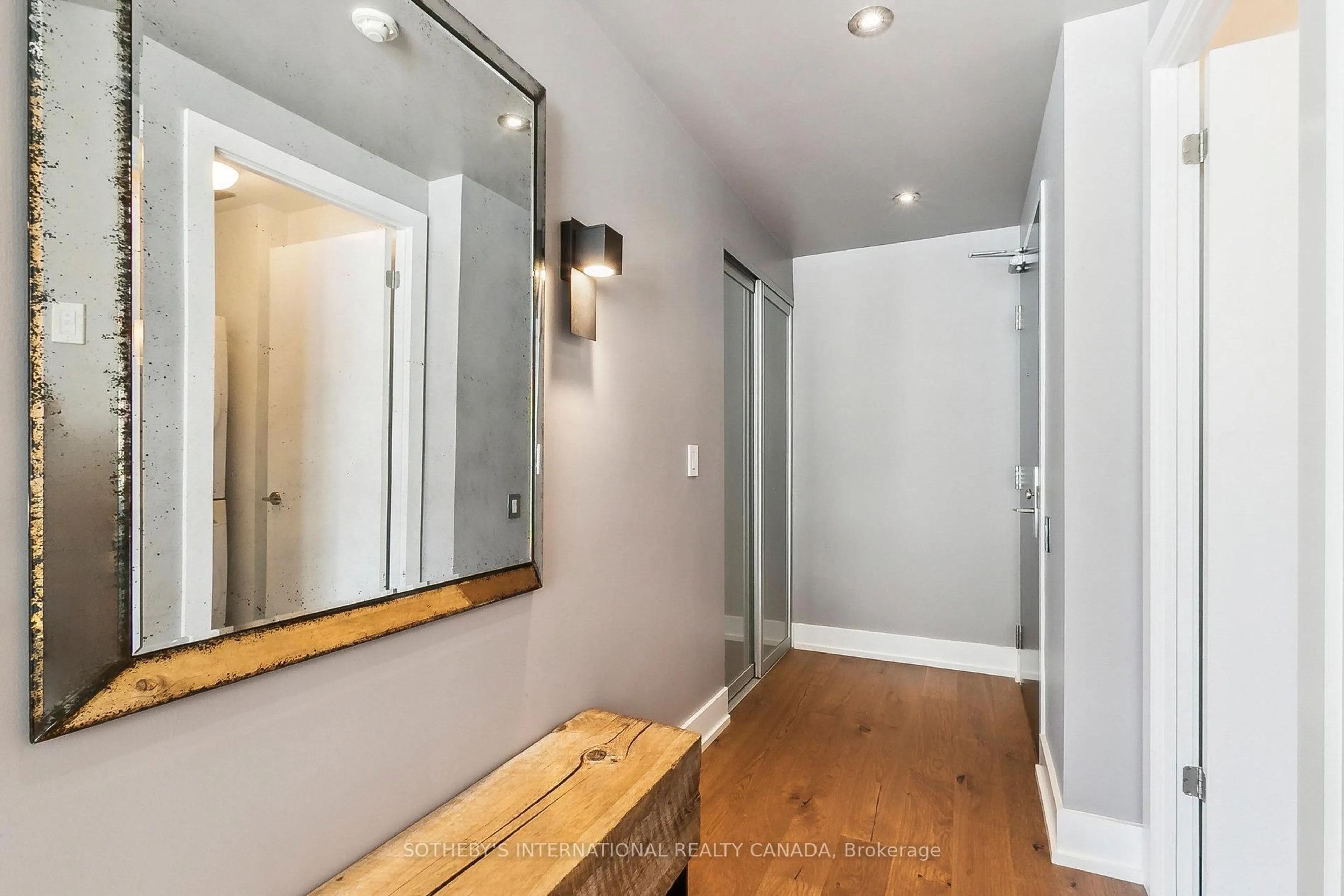 Indoor entryway for 650 King St #613, Toronto Ontario M5V 0H6