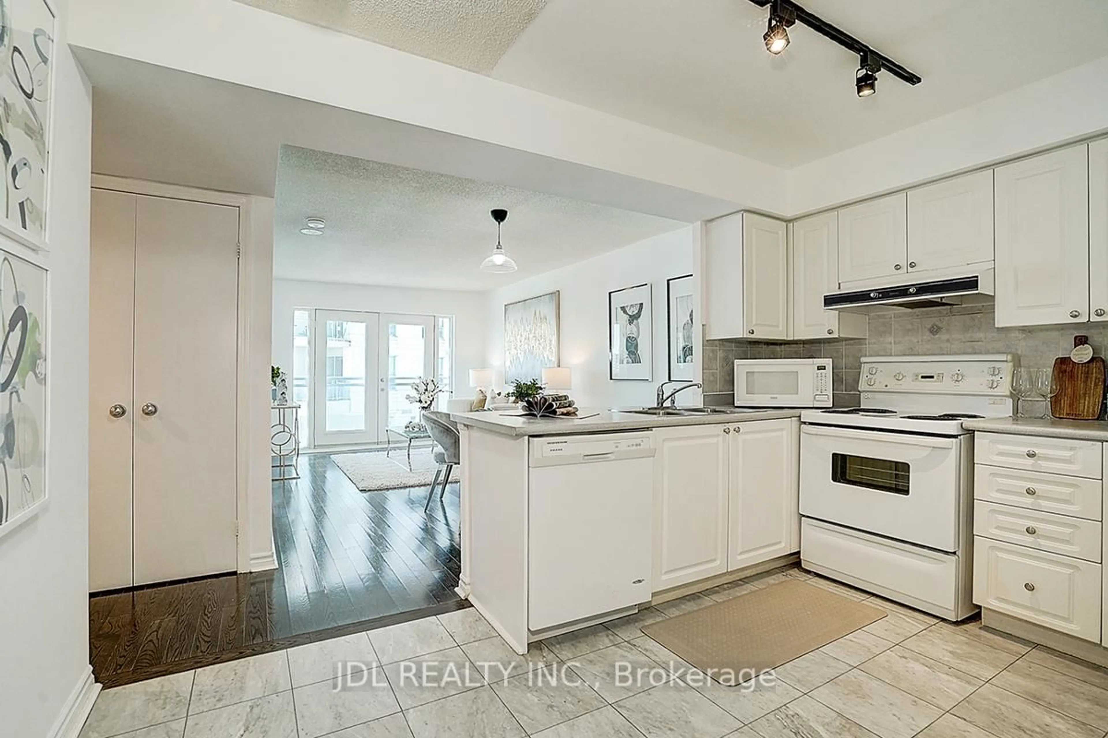 Open concept kitchen, ceramic/tile floor for 600 Queens Quay #711, Toronto Ontario M5V 3M3