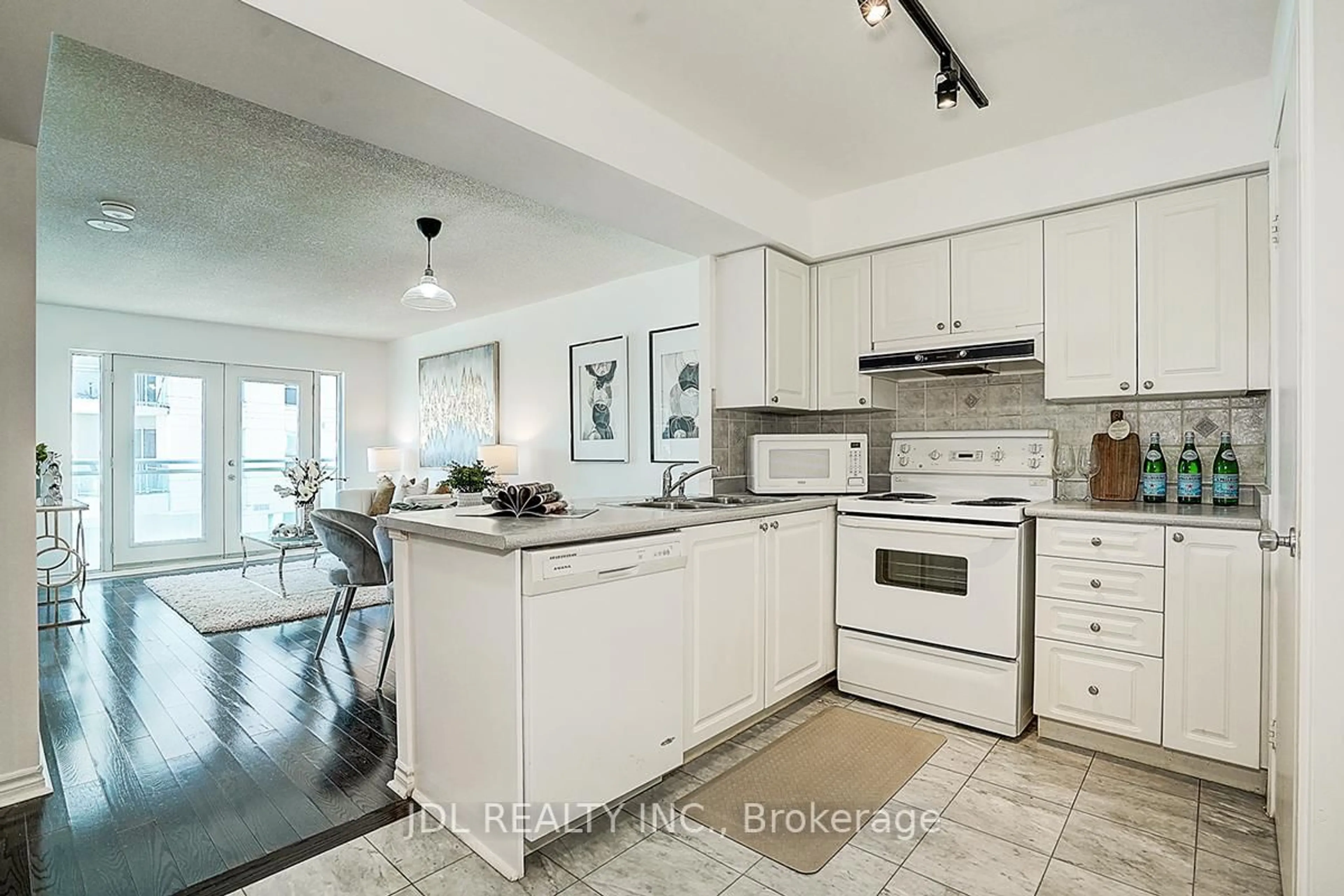 Open concept kitchen, ceramic/tile floor for 600 Queens Quay #711, Toronto Ontario M5V 3M3