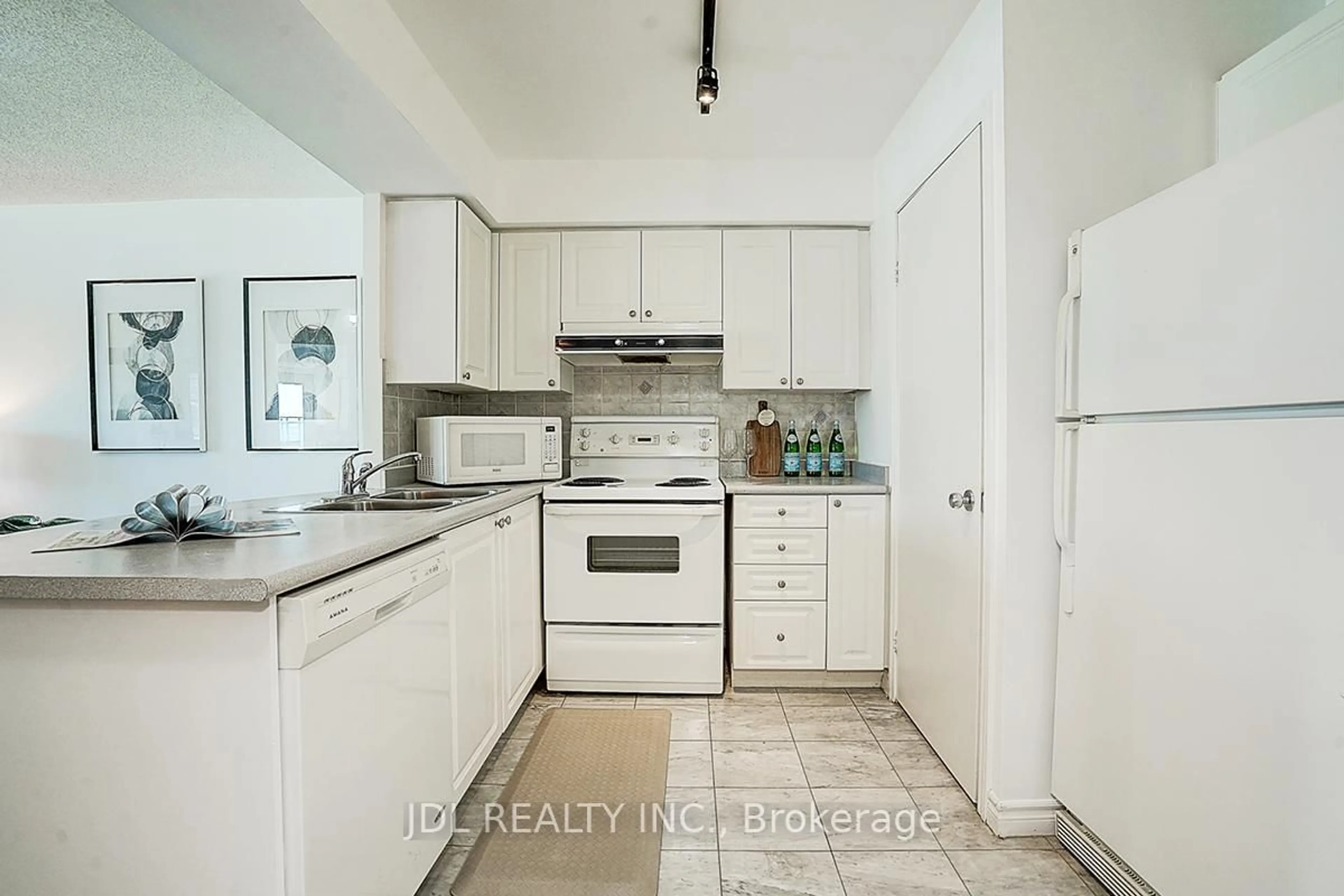 Standard kitchen, unknown for 600 Queens Quay #711, Toronto Ontario M5V 3M3