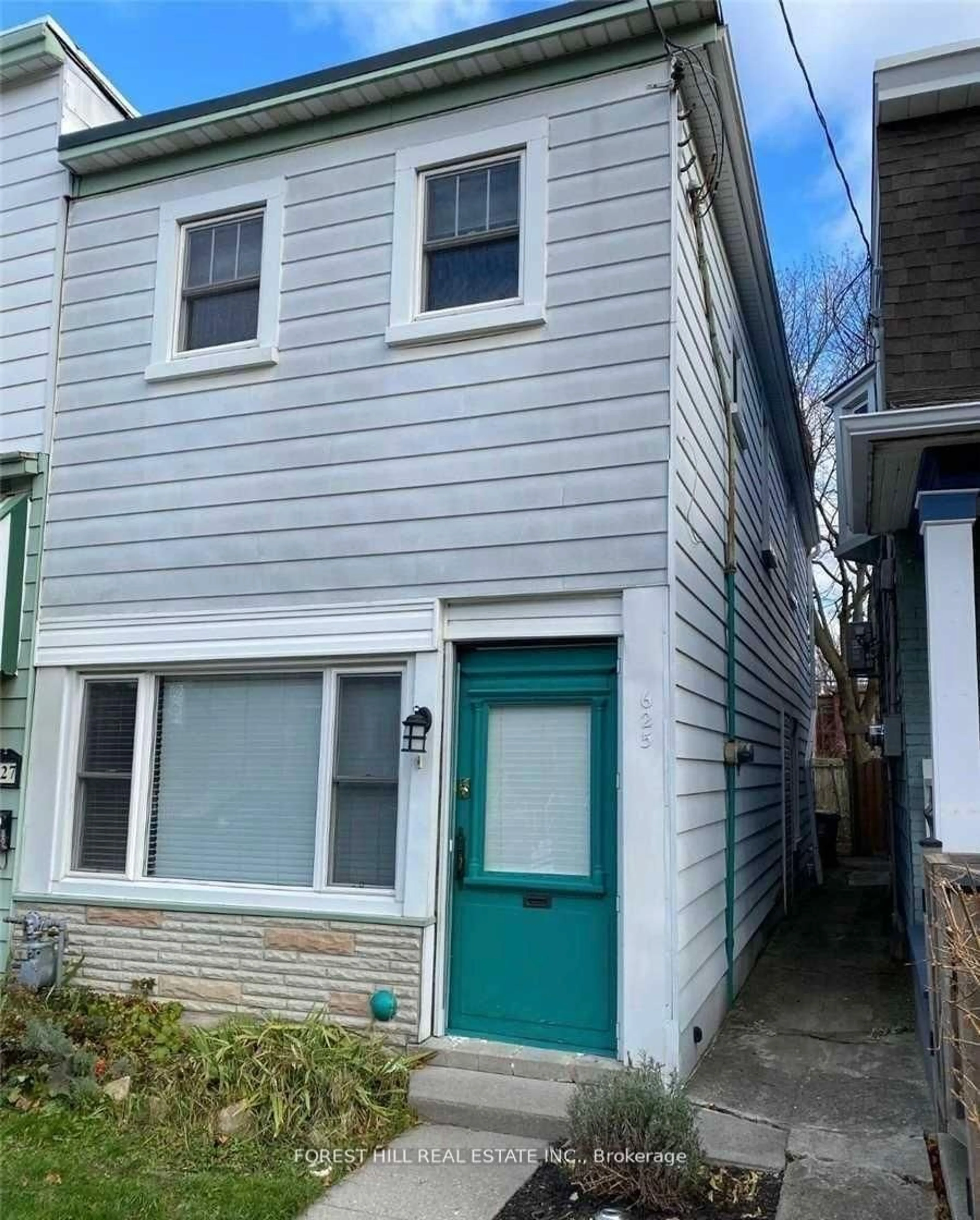 Home with vinyl exterior material, street for 625 Crawford St, Toronto Ontario M6G 3K2