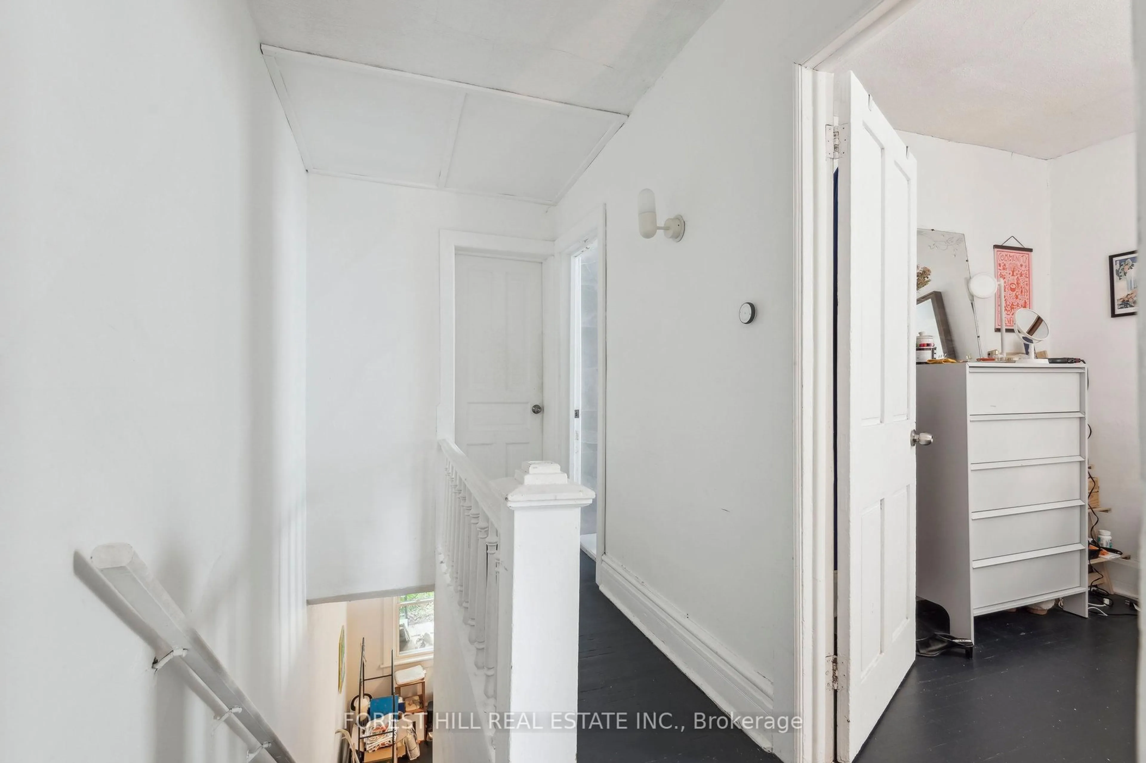 Indoor entryway for 625 Crawford St, Toronto Ontario M6G 3K2