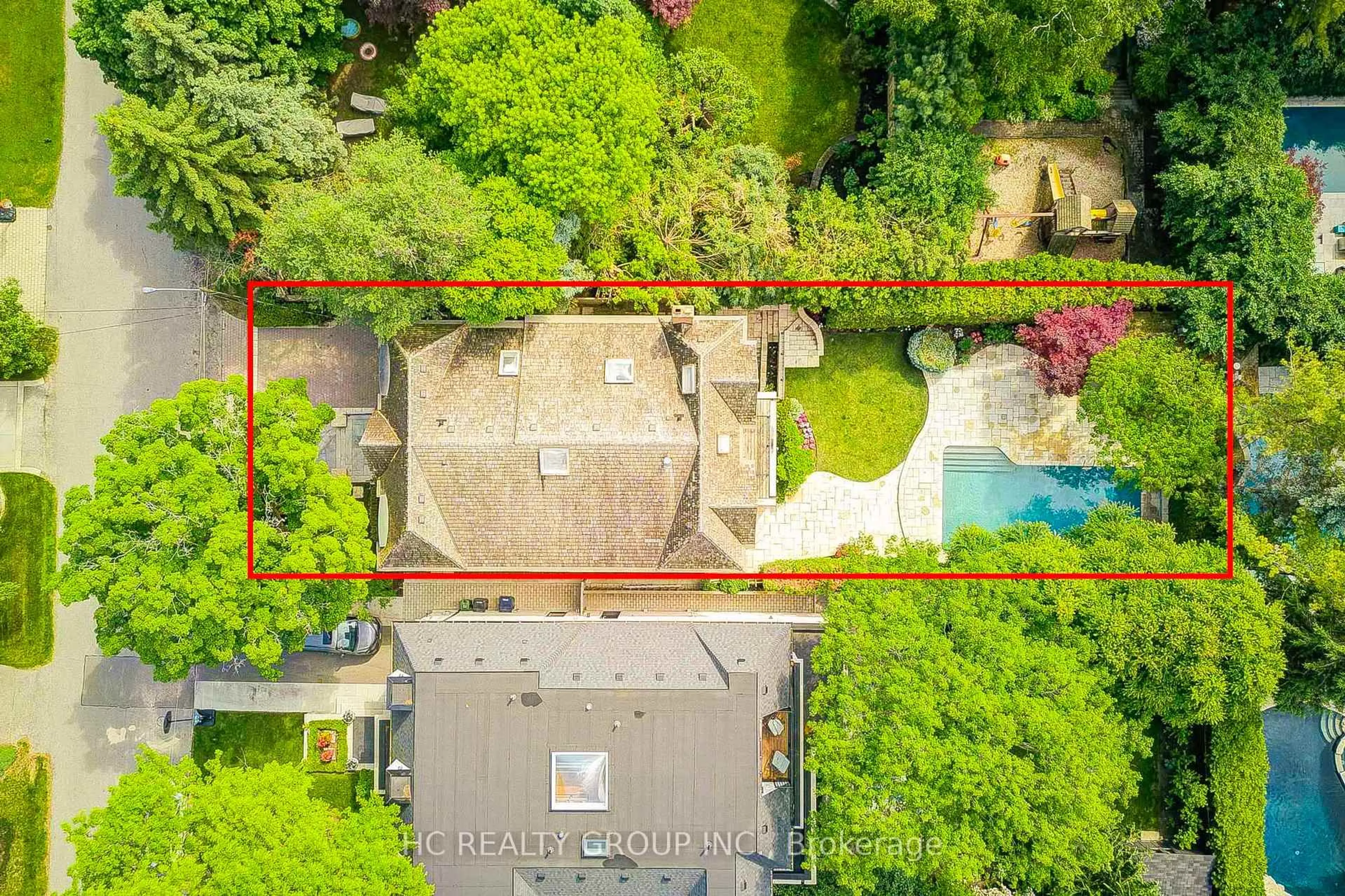 A pic from outside/outdoor area/front of a property/back of a property/a pic from drone, street for 17 Blanchard Rd, Toronto Ontario M4N 3M1