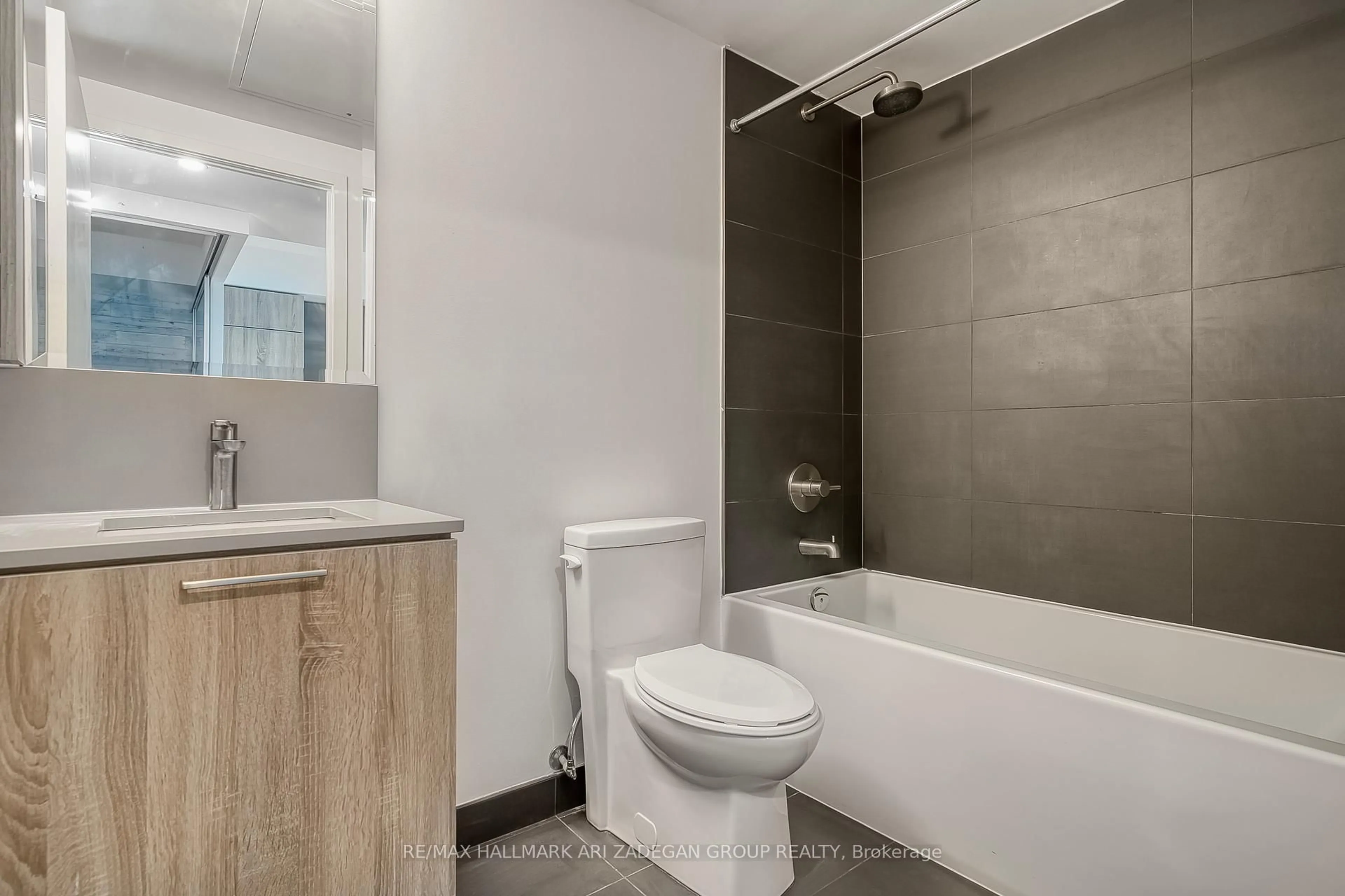 Standard bathroom, ceramic/tile floor for 19 Western Battery Rd #1012, Toronto Ontario M6K 0E3