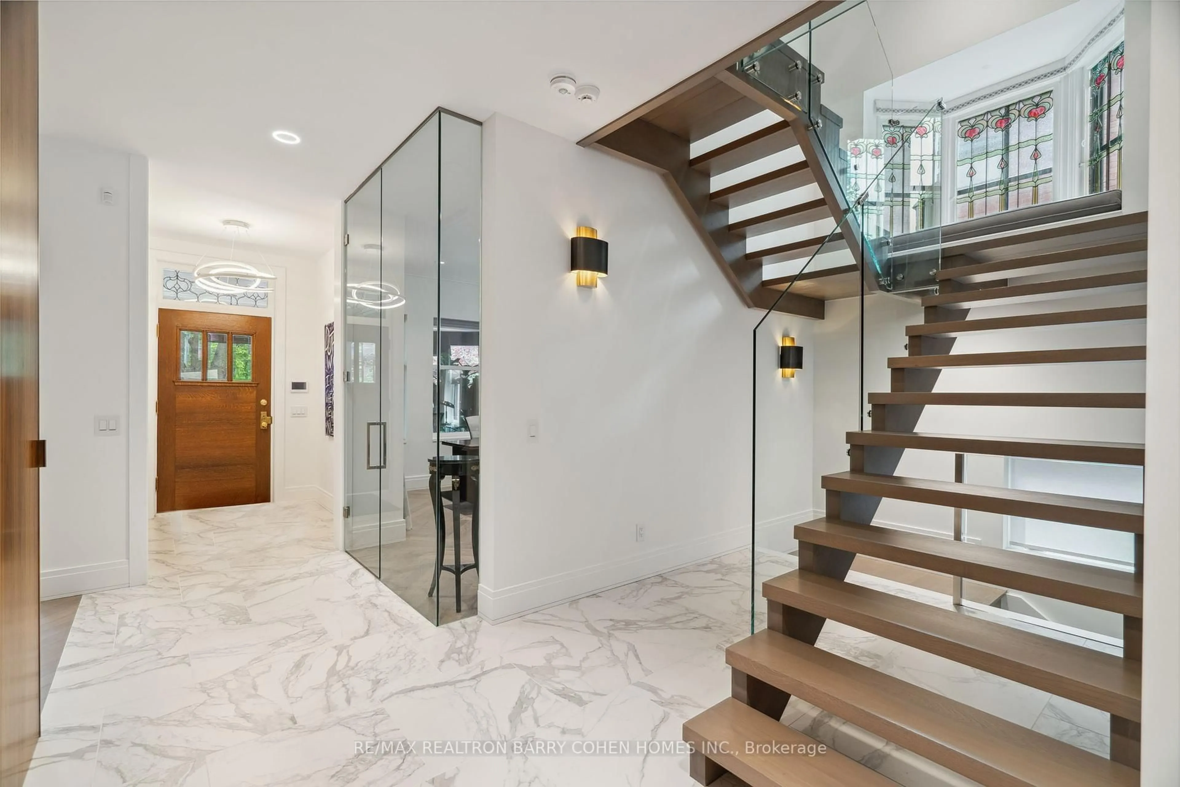 Indoor foyer for 135 Crescent Rd, Toronto Ontario M4W 1T8