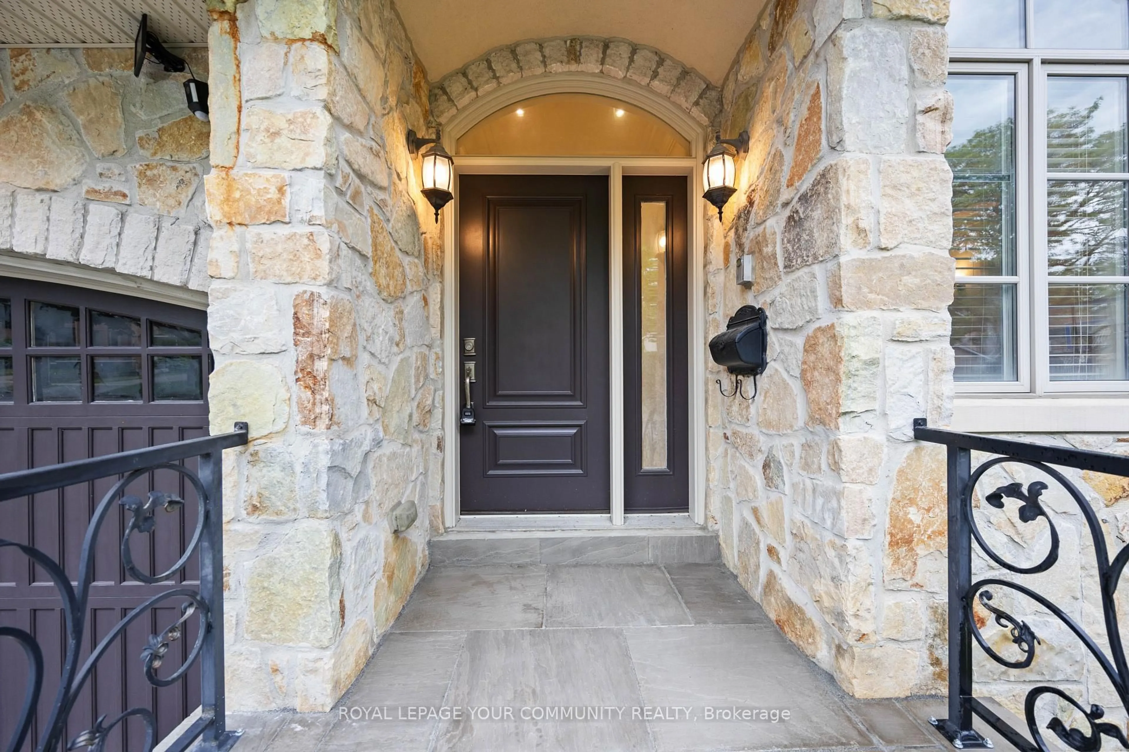 Indoor entryway for 106 Olive Ave, Toronto Ontario M2N 4N8