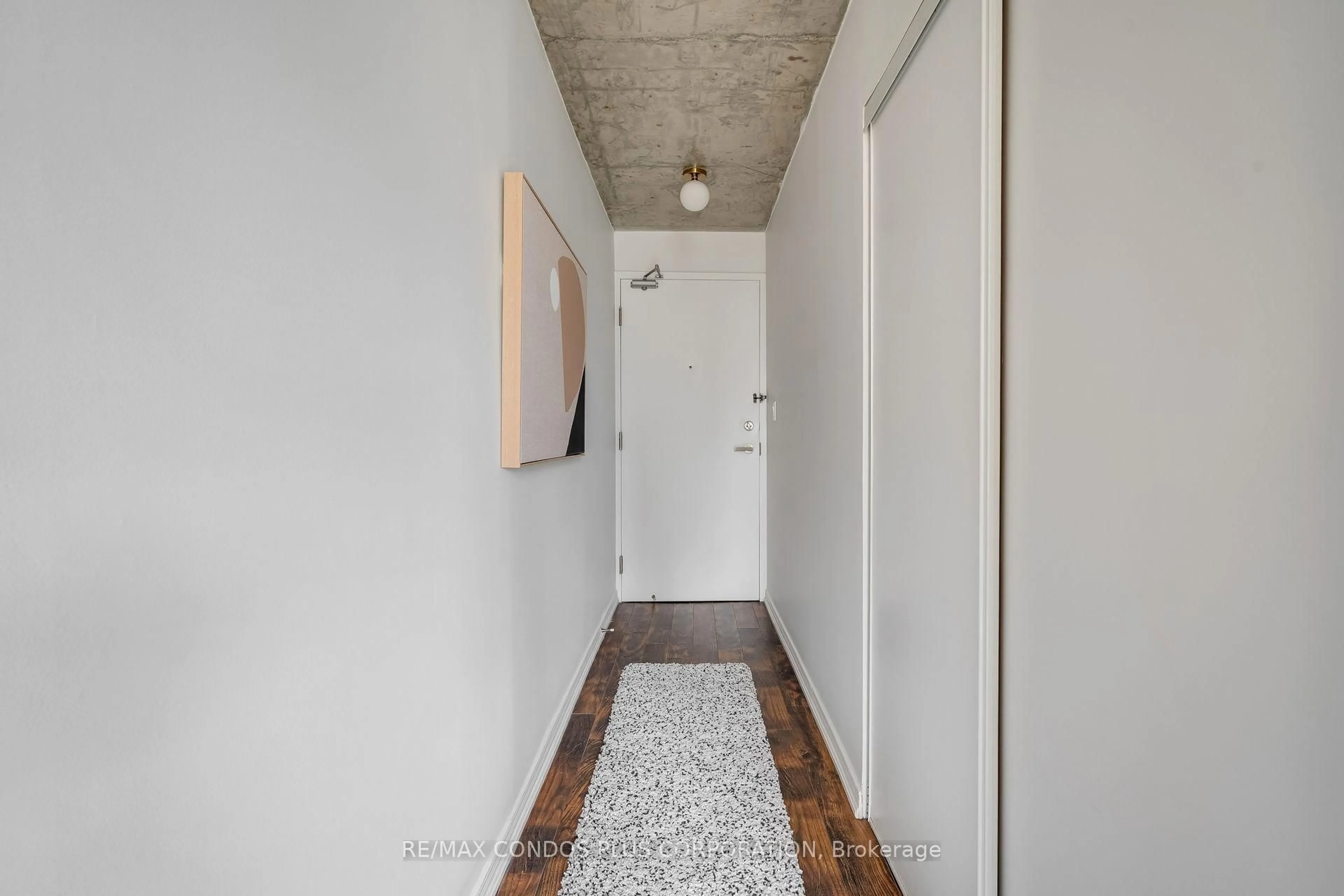 Indoor entryway for 1029 King St #1001, Toronto Ontario M6K 3M9