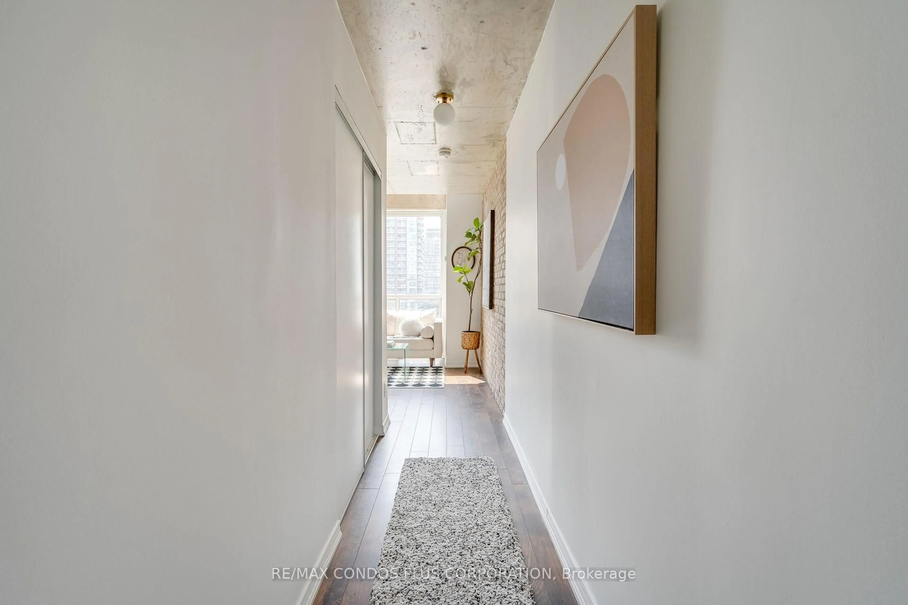 Indoor foyer for 1029 King St #1001, Toronto Ontario M6K 3M9