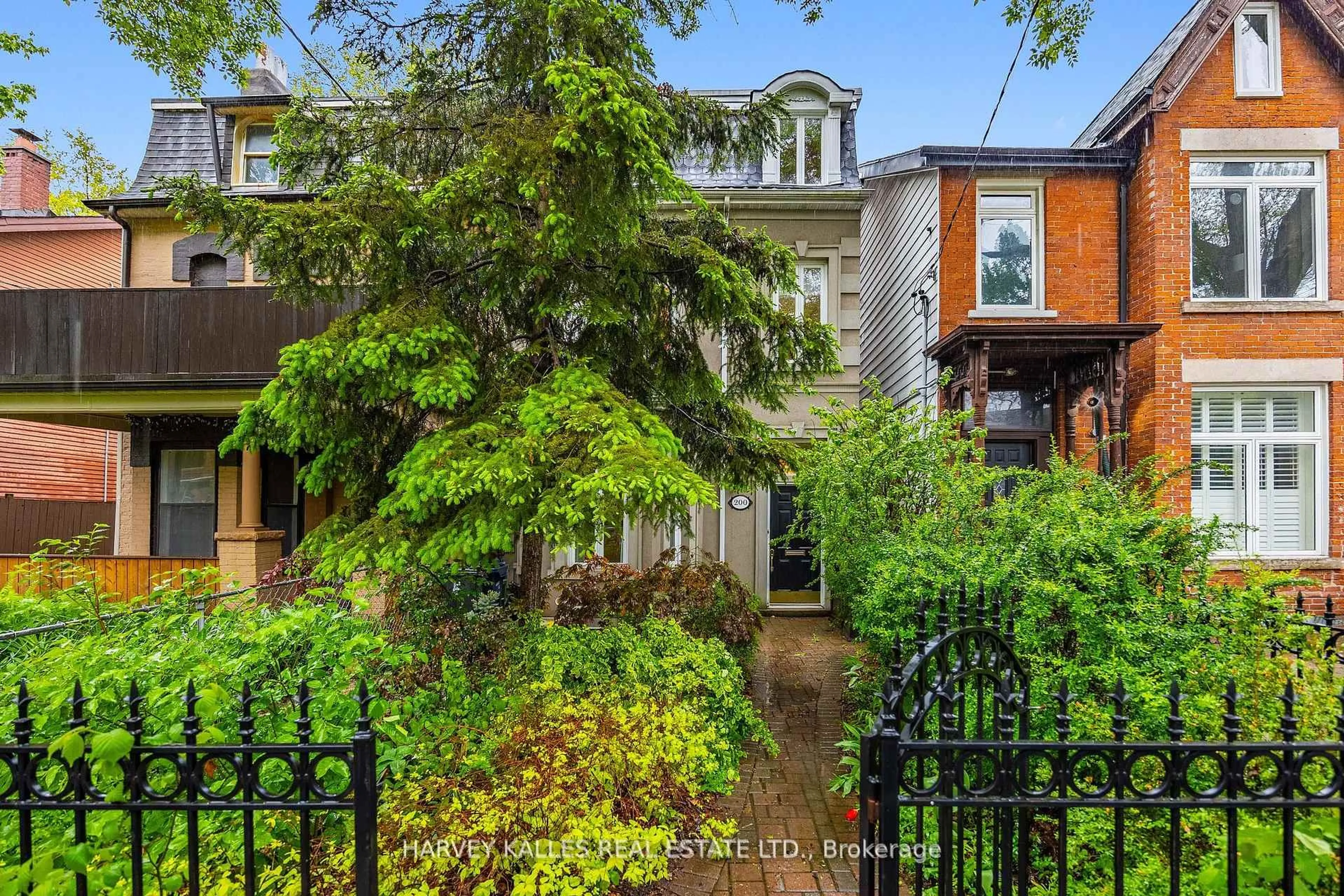 A pic from outside/outdoor area/front of a property/back of a property/a pic from drone, street for 200 Seaton St, Toronto Ontario M5A 2T4