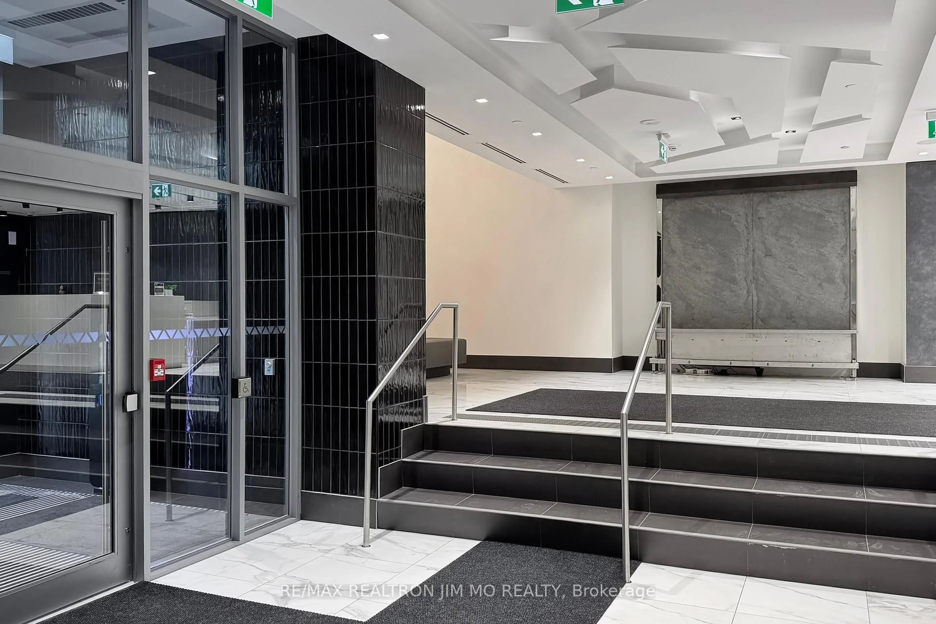 Indoor foyer for 25 Holly St #1605, Toronto Ontario M4S 0E3