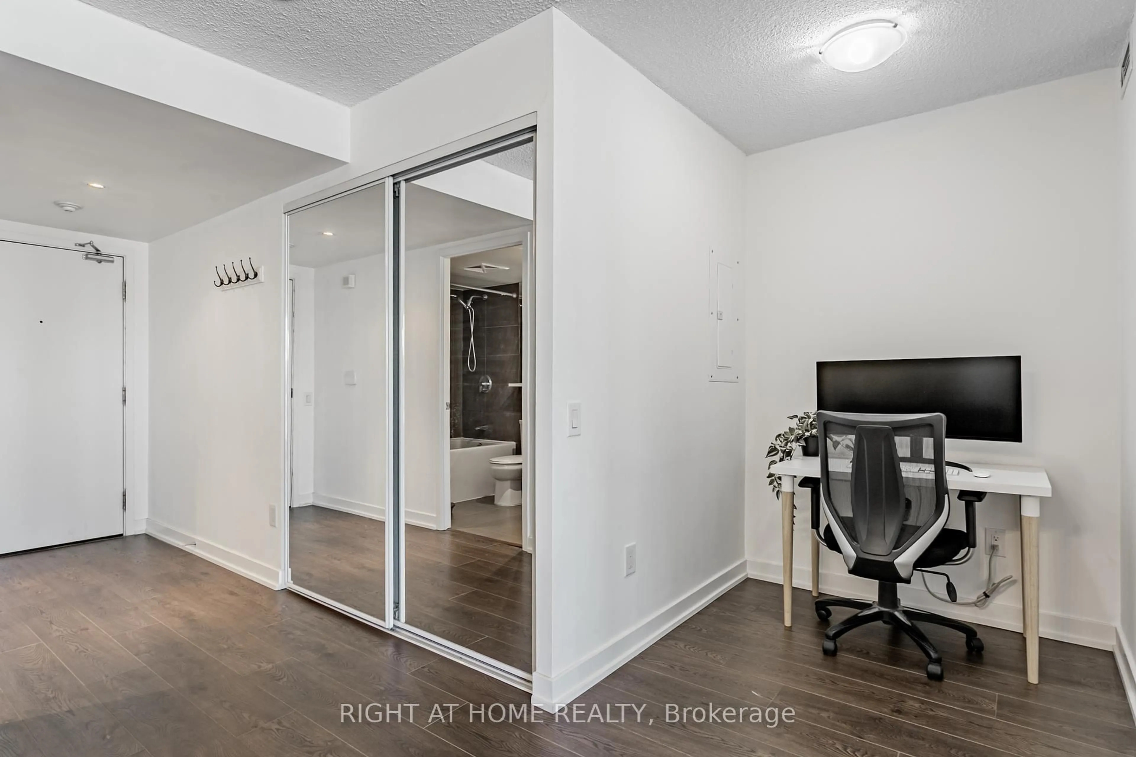 Indoor entryway for 121 McMahon Dr #703, Toronto Ontario M2K 0C1