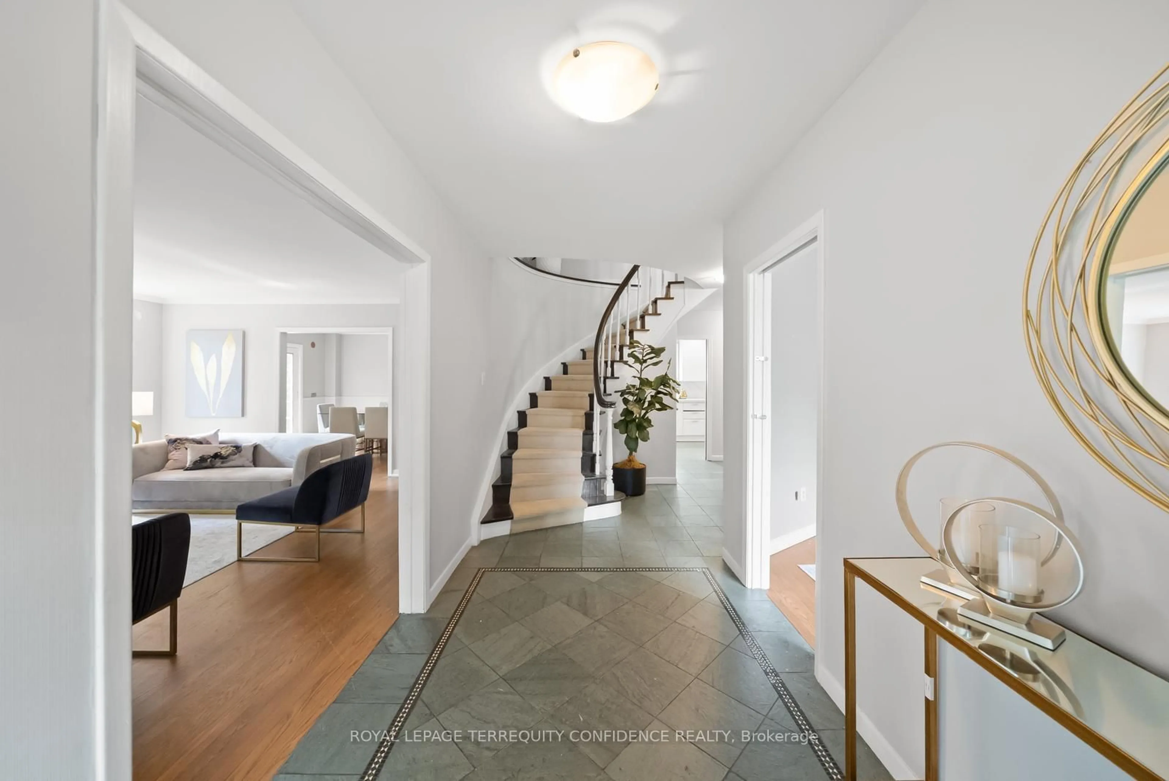 Indoor entryway for 1 Toba Dr, Toronto Ontario M2L 2Y1