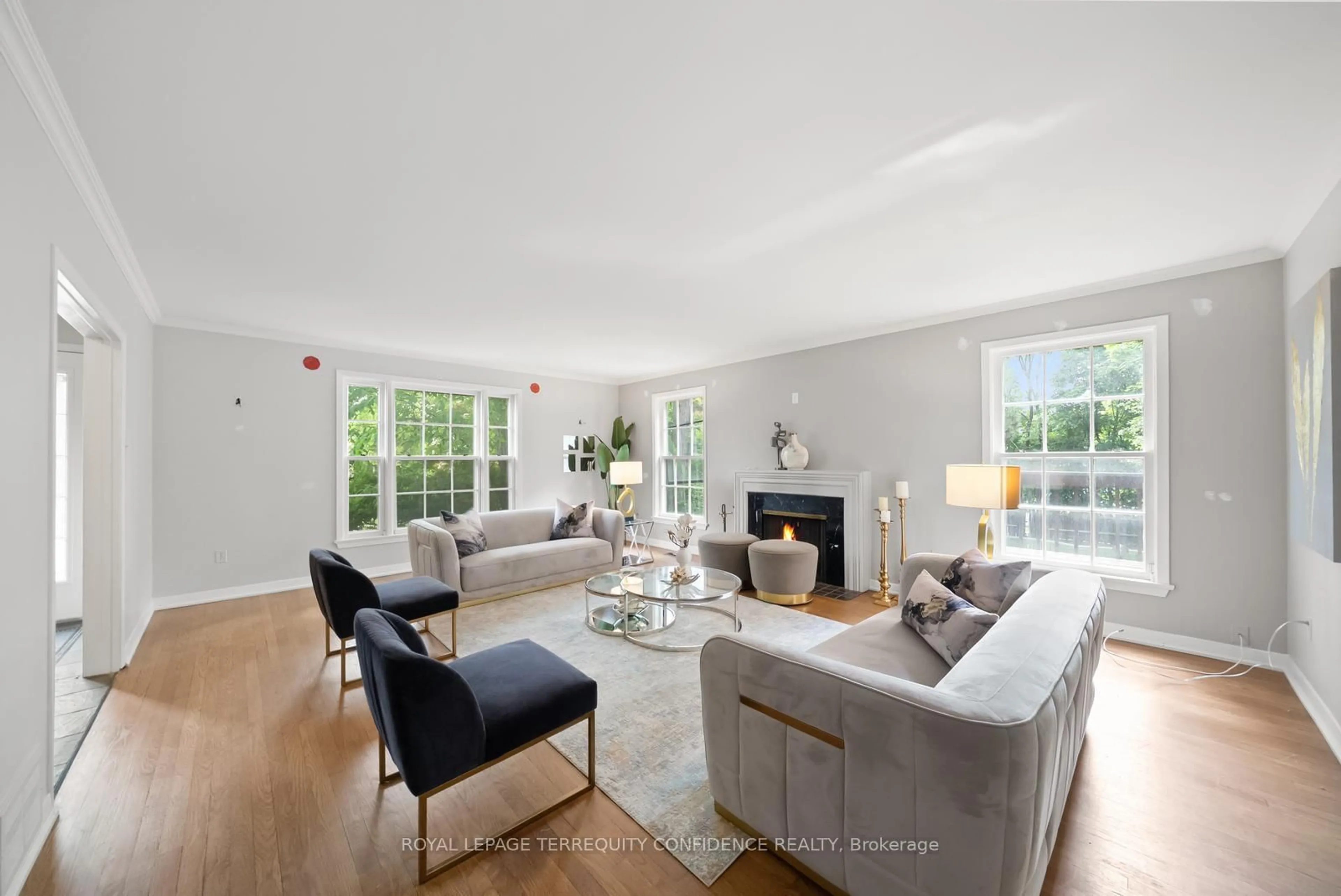 Living room with furniture, unknown for 1 Toba Dr, Toronto Ontario M2L 2Y1