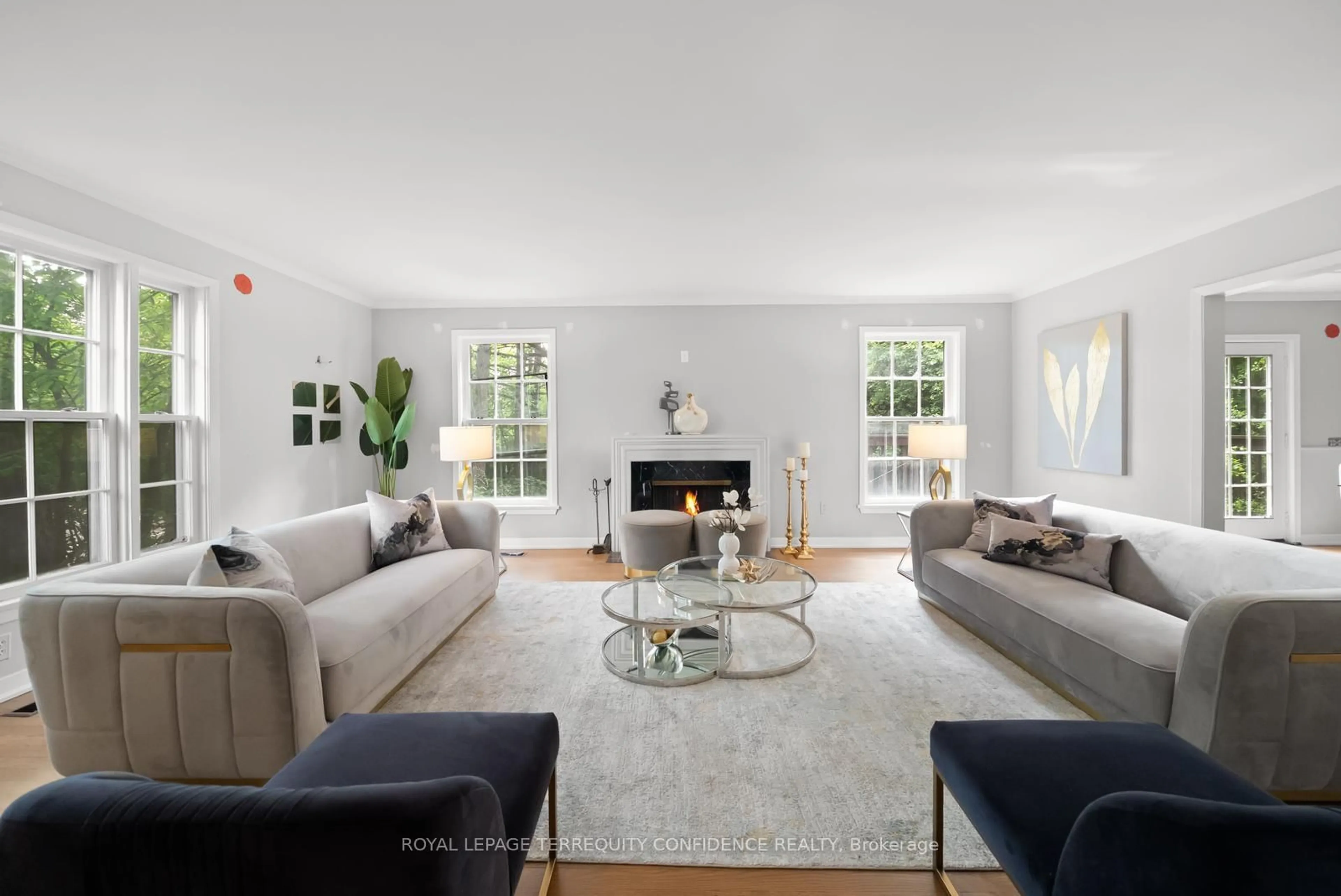 Living room with furniture, unknown for 1 Toba Dr, Toronto Ontario M2L 2Y1