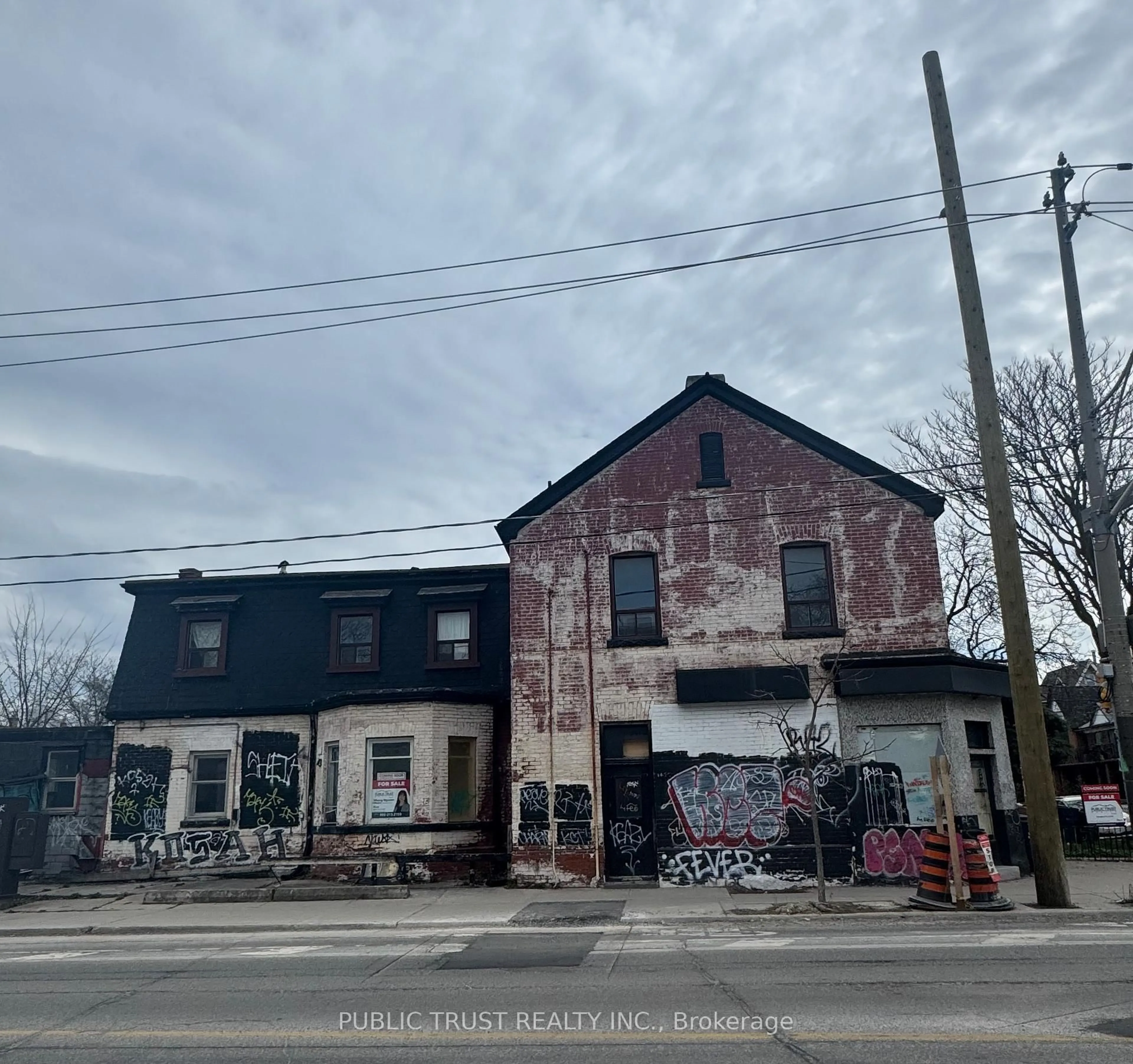 Unknown for 165 Brunswick Ave., Toronto Ontario M5S 2M3