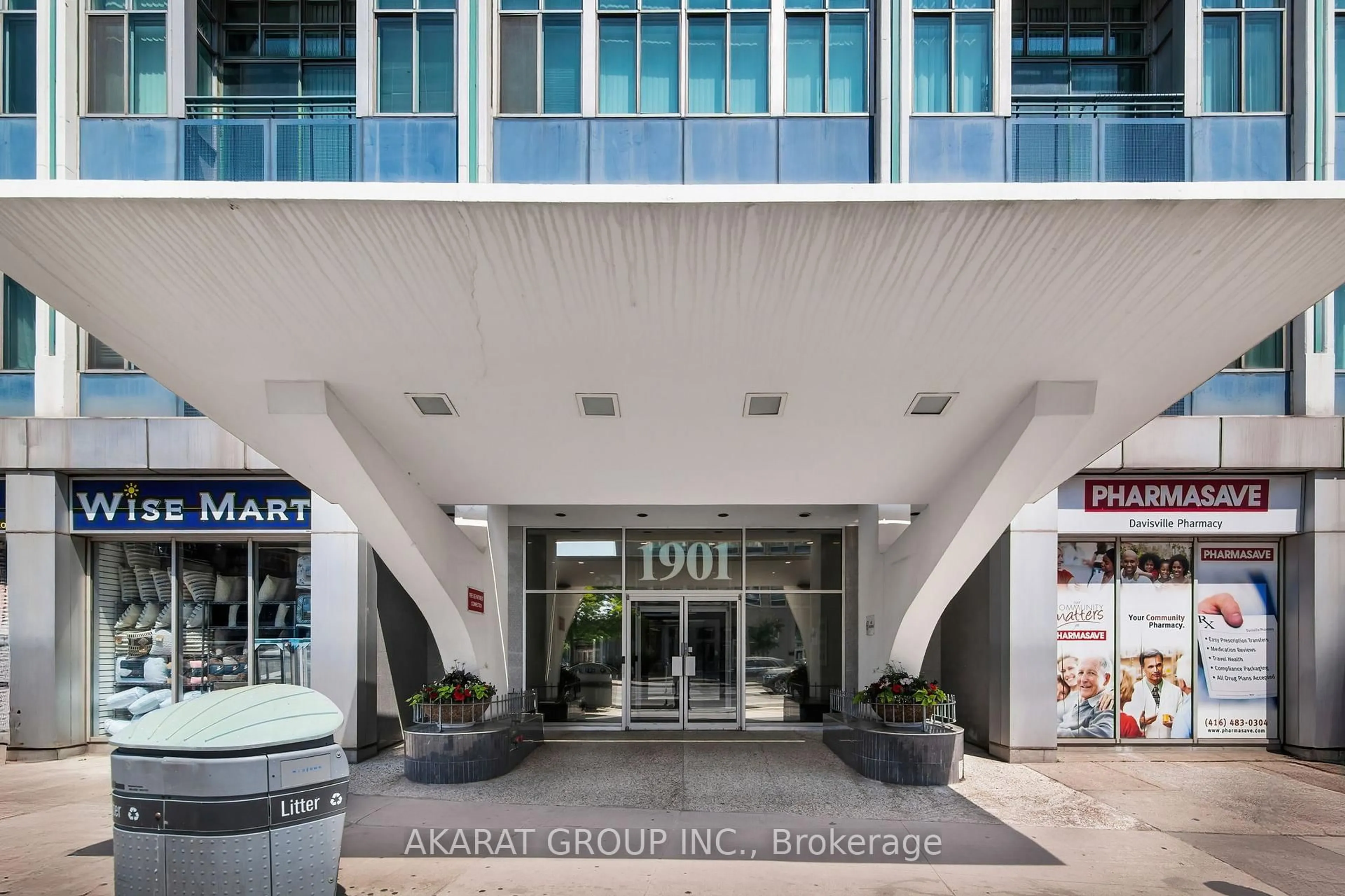 Indoor foyer for 1901 Yonge St #703, Toronto Ontario M4S 1Y6