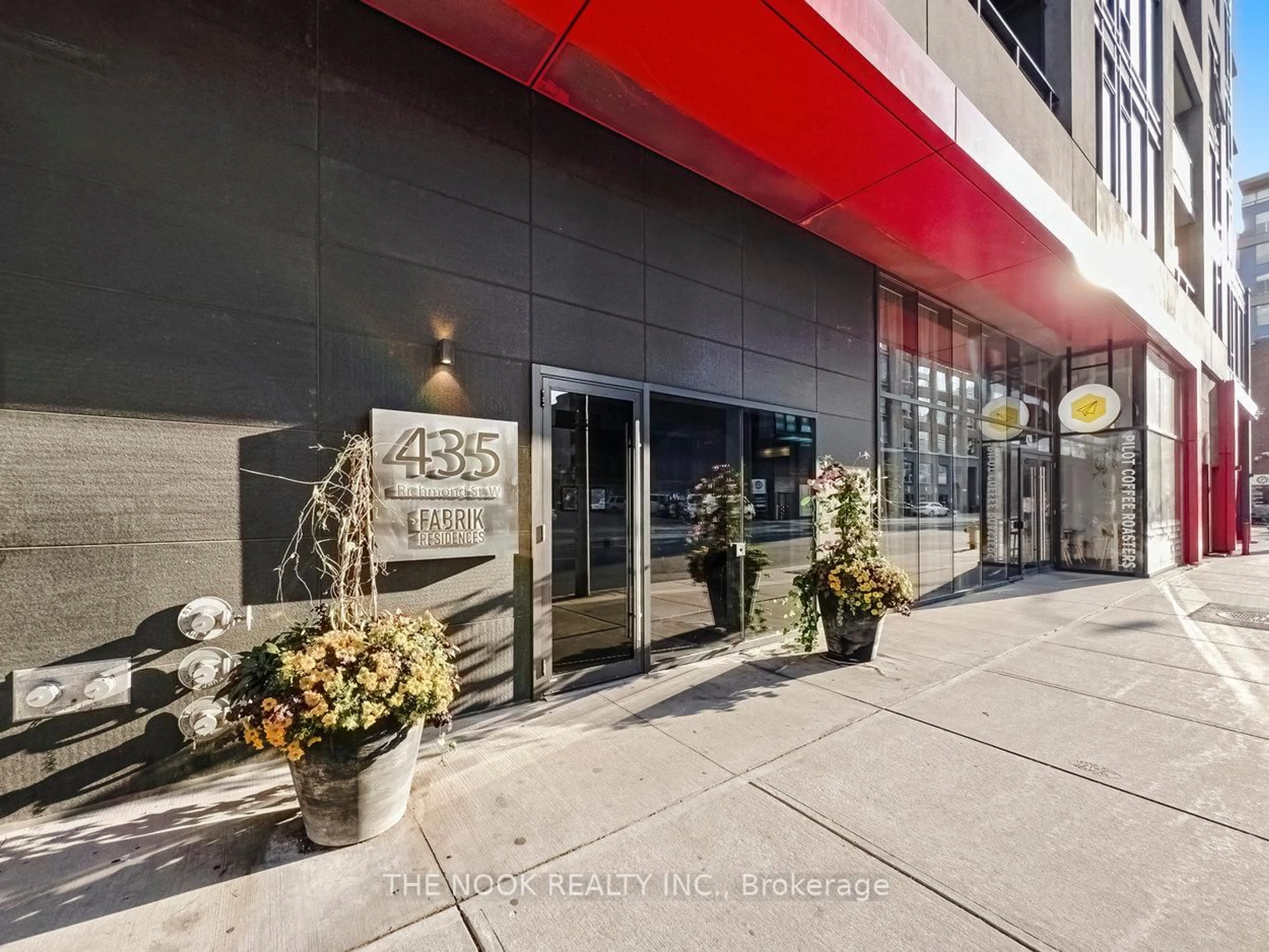 Indoor foyer for 435 Richmond St #808, Toronto Ontario M5V 0N3