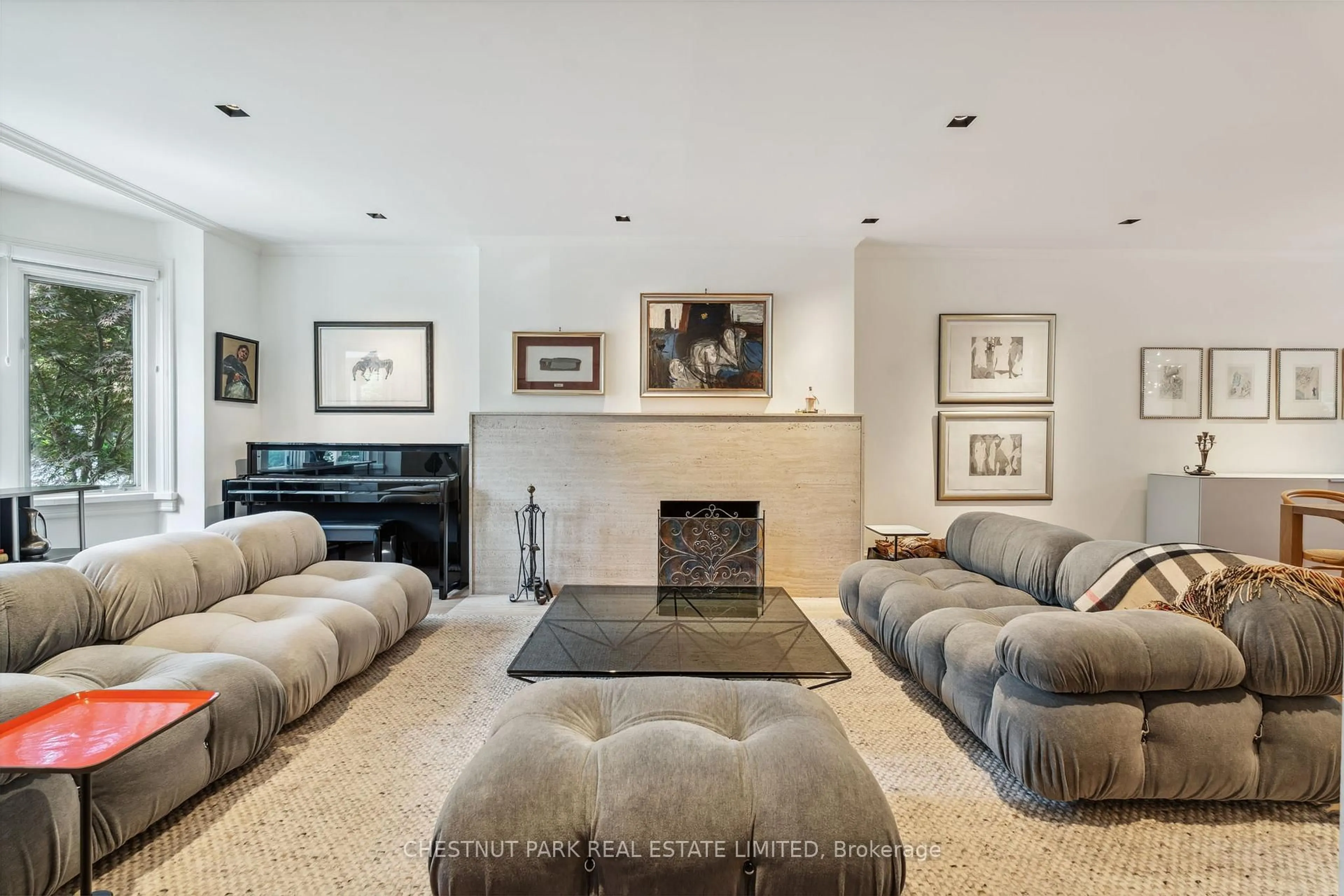 Living room with furniture, unknown for 110 Farnham Ave, Toronto Ontario M4V 1H4