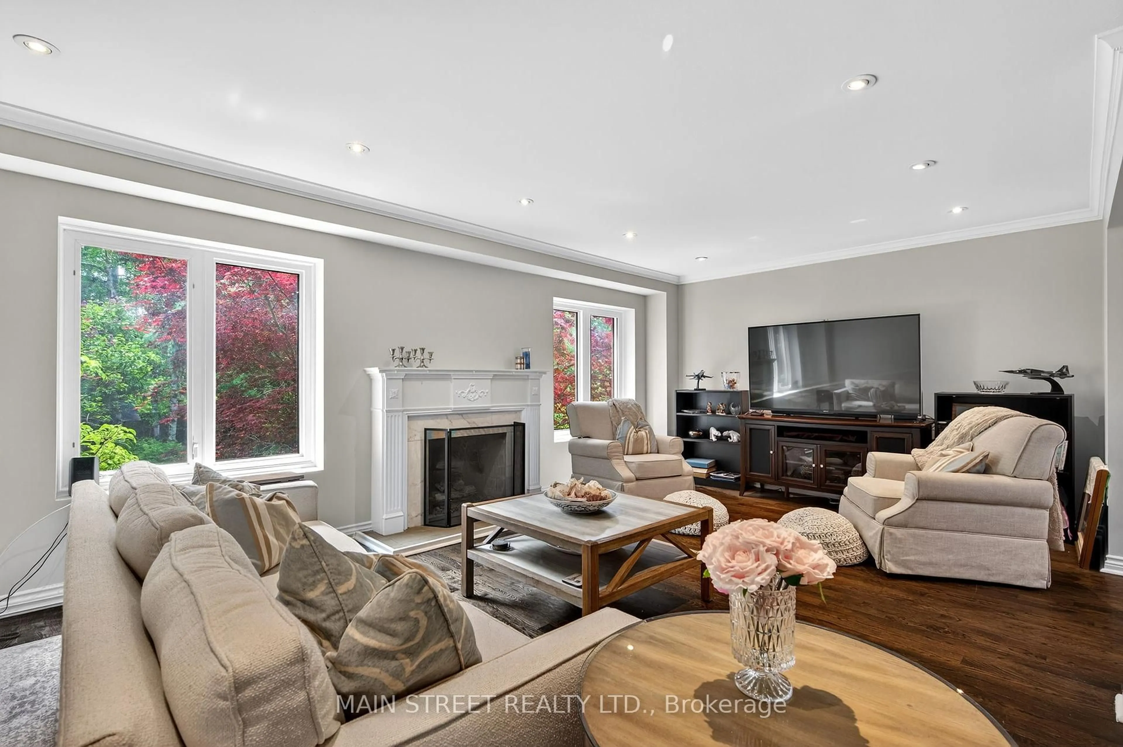 Living room with furniture, unknown for 737 Merton St, Toronto Ontario M4S 1B4