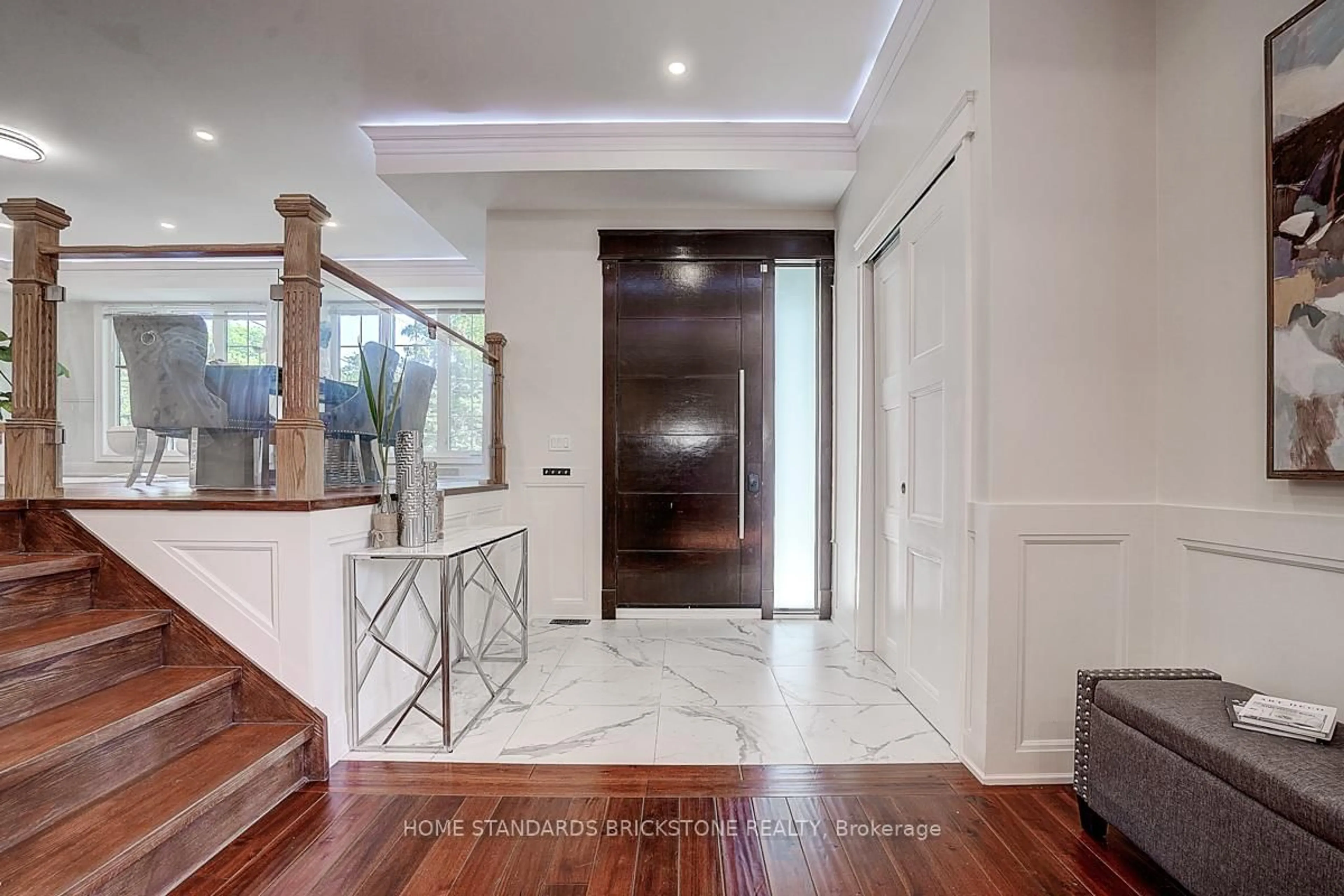 Indoor foyer for 36 Abitibi Ave, Toronto Ontario M2M 2V1