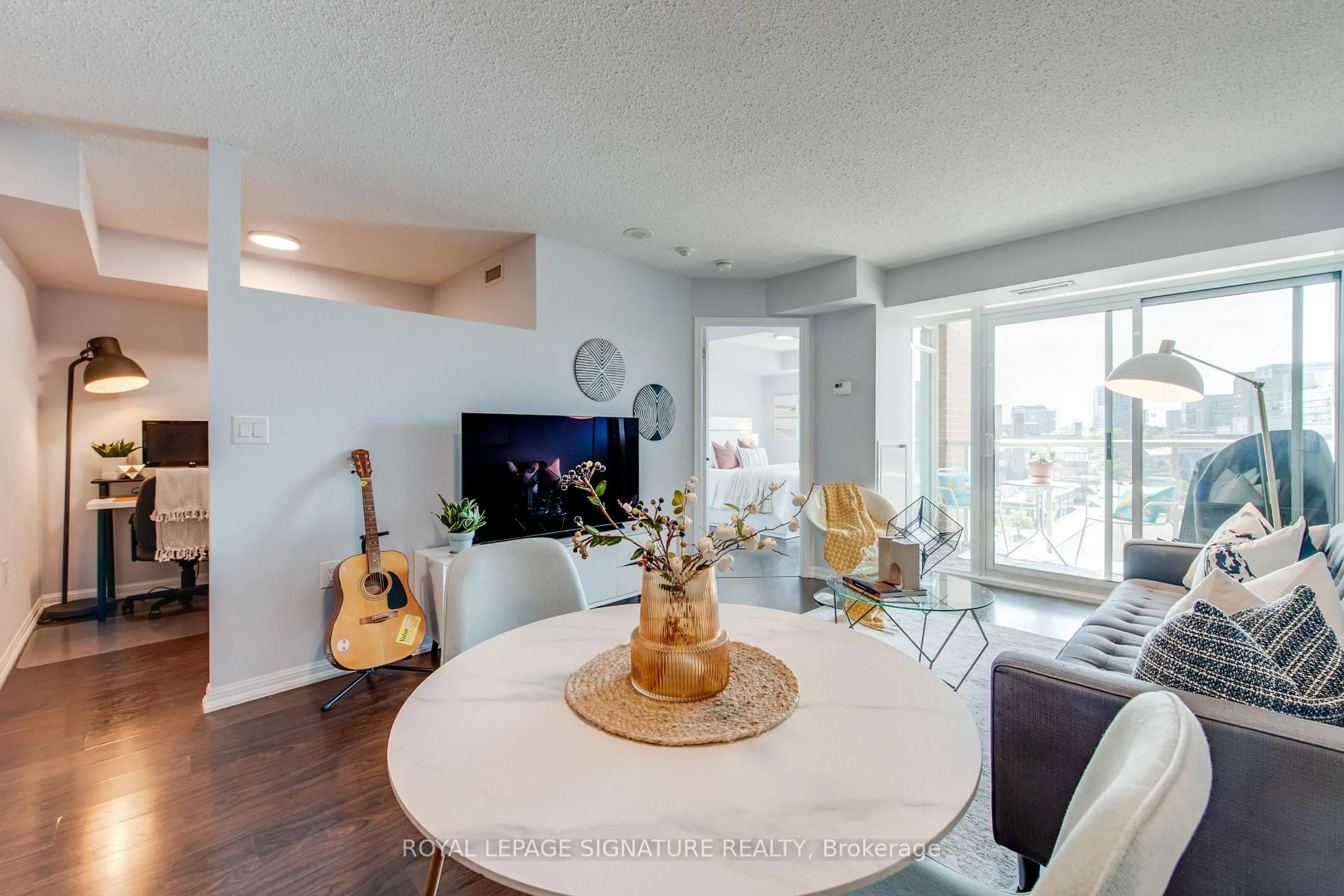 Living room with furniture, wood/laminate floor for 125 Western Battery Rd #711, Toronto Ontario M6K 3R8