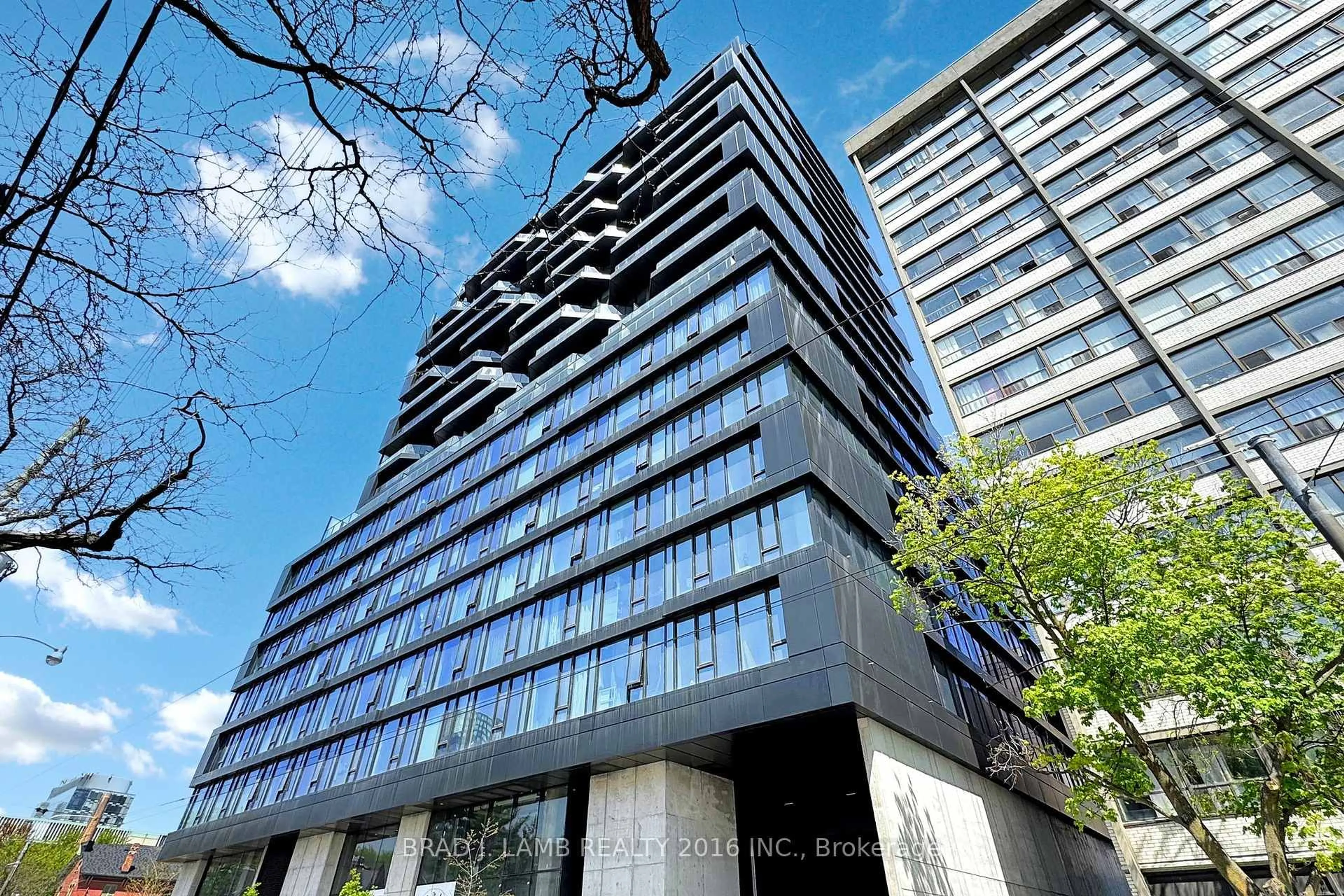 Indoor foyer for 195 McCaul St #1702, Toronto Ontario M5T 0E5