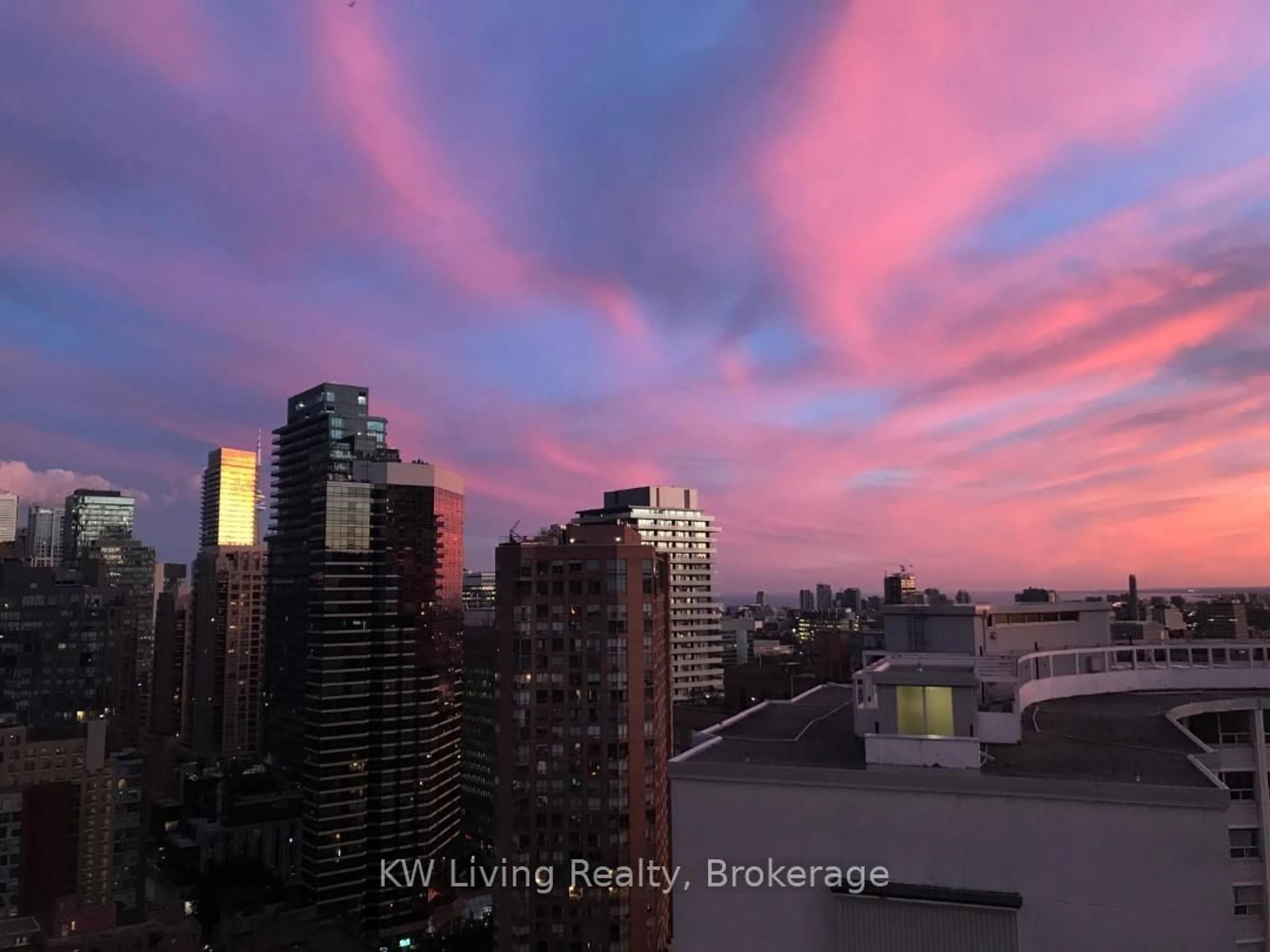Blurry image for 75 St Nicholas St #2407, Toronto Ontario M4Y 0A5