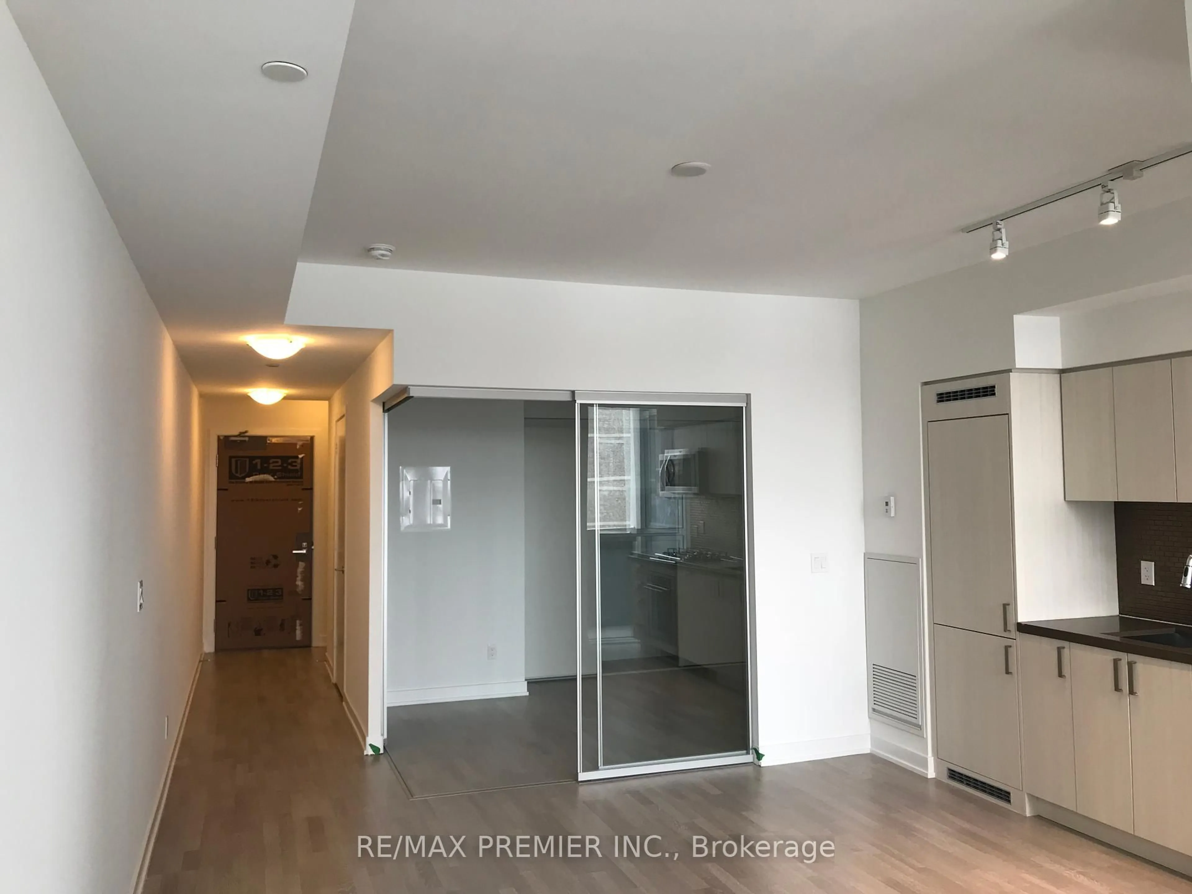 Unknown for 501 St Clair Ave #320, Toronto Ontario M5P 0A2