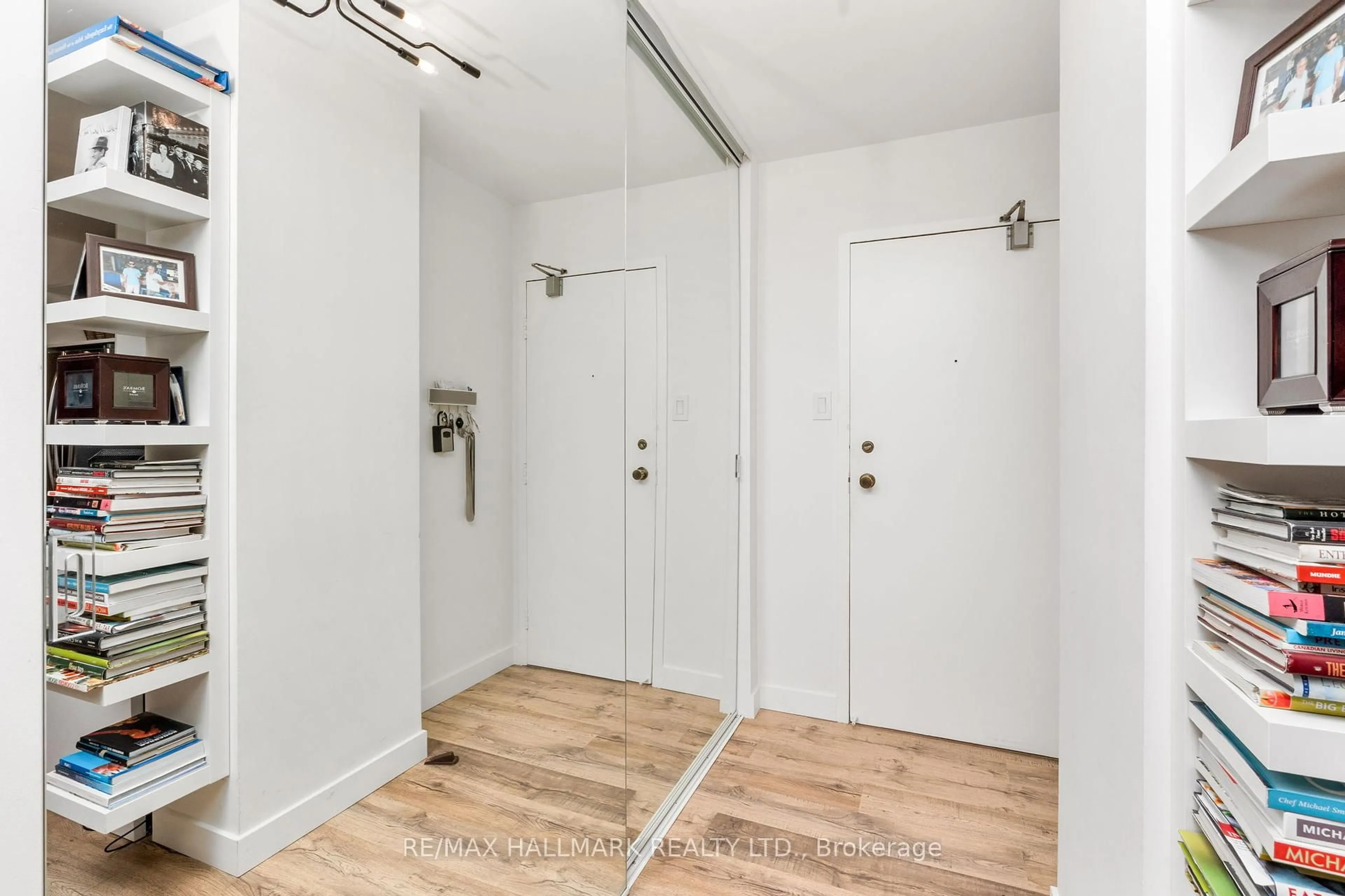 Indoor entryway for 212 St George St #203, Toronto Ontario M5R 2N5