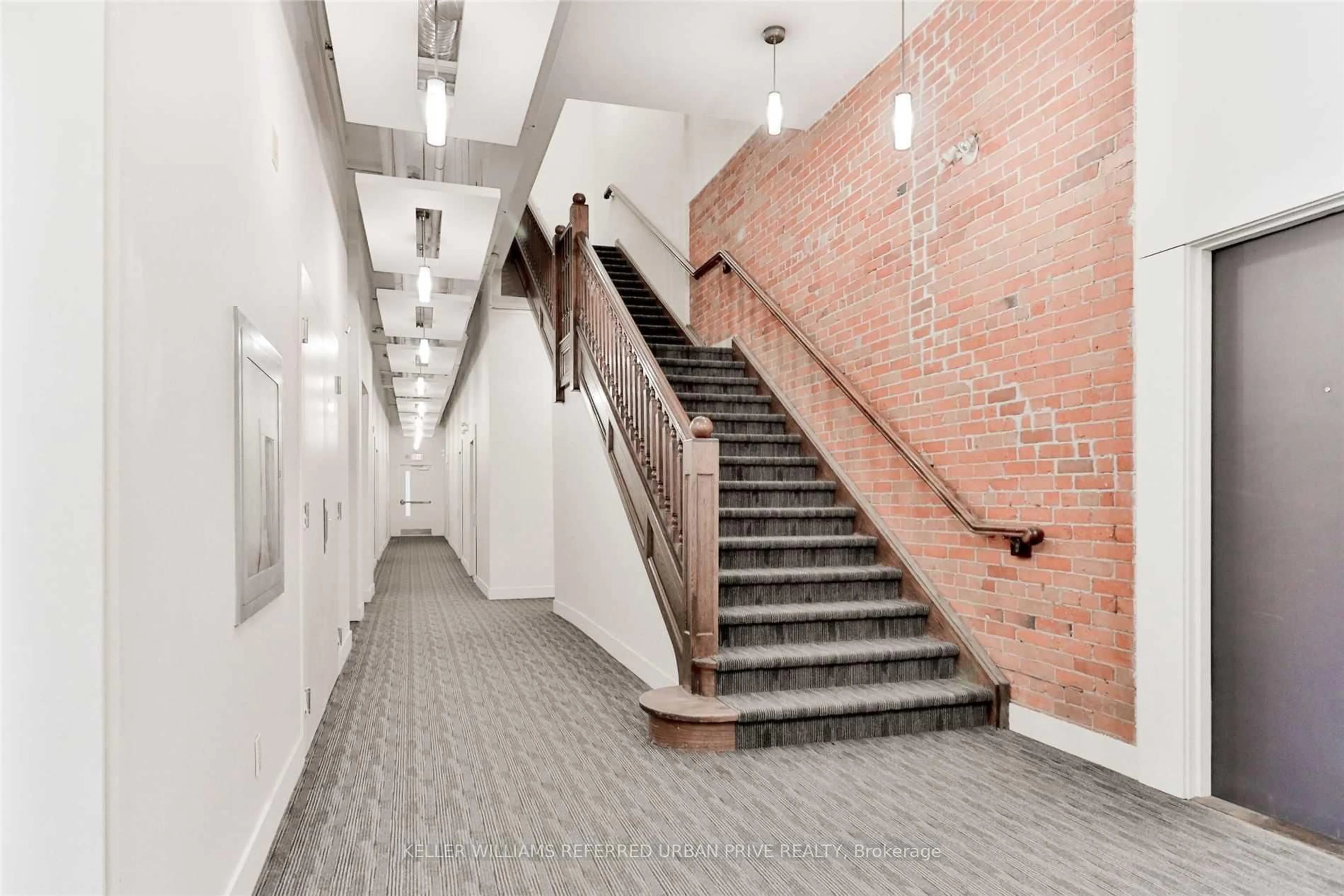 Indoor foyer for 915 King St #409, Toronto Ontario M6K 3M2
