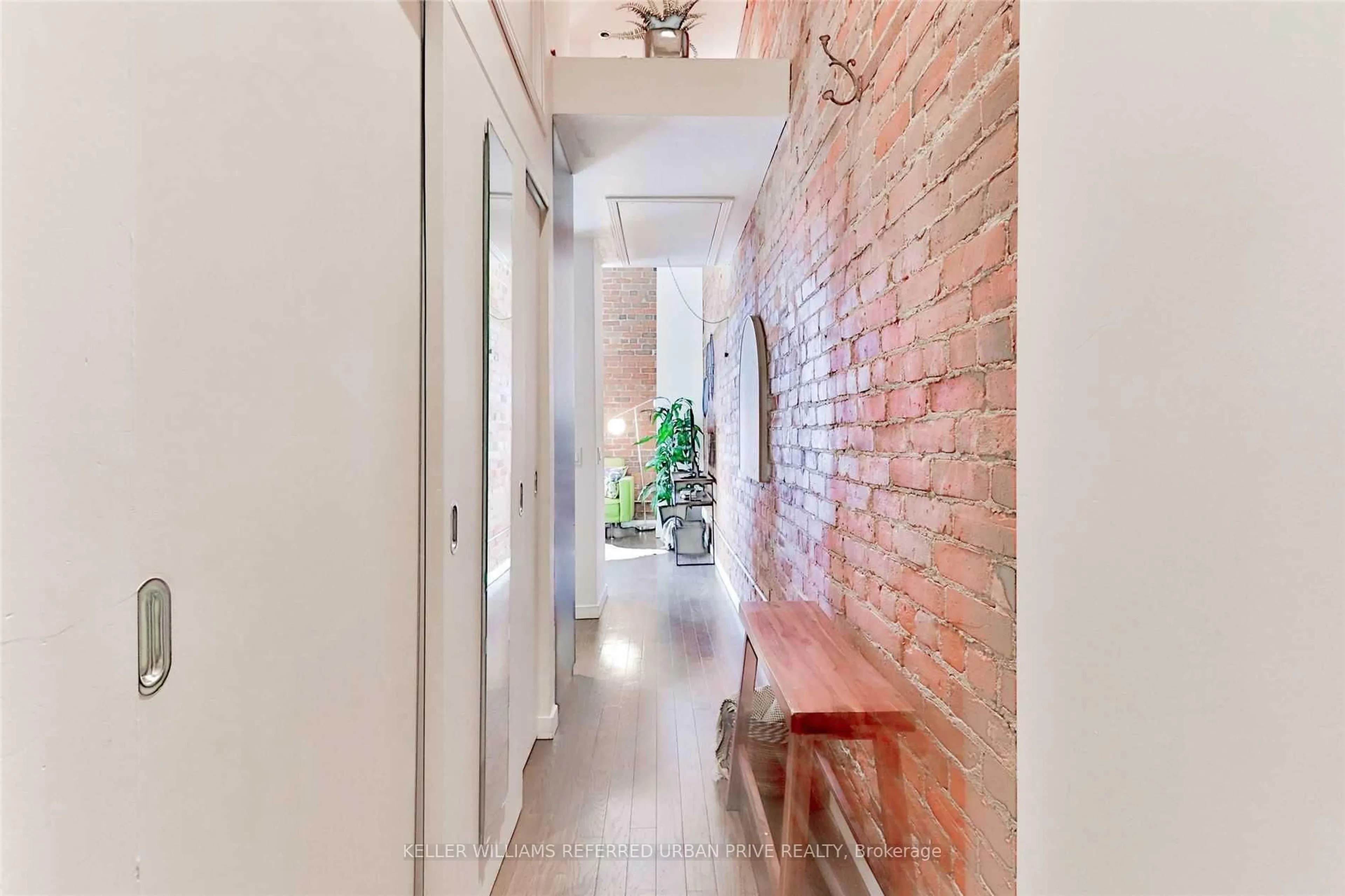 Indoor entryway for 915 King St #409, Toronto Ontario M6K 3M2