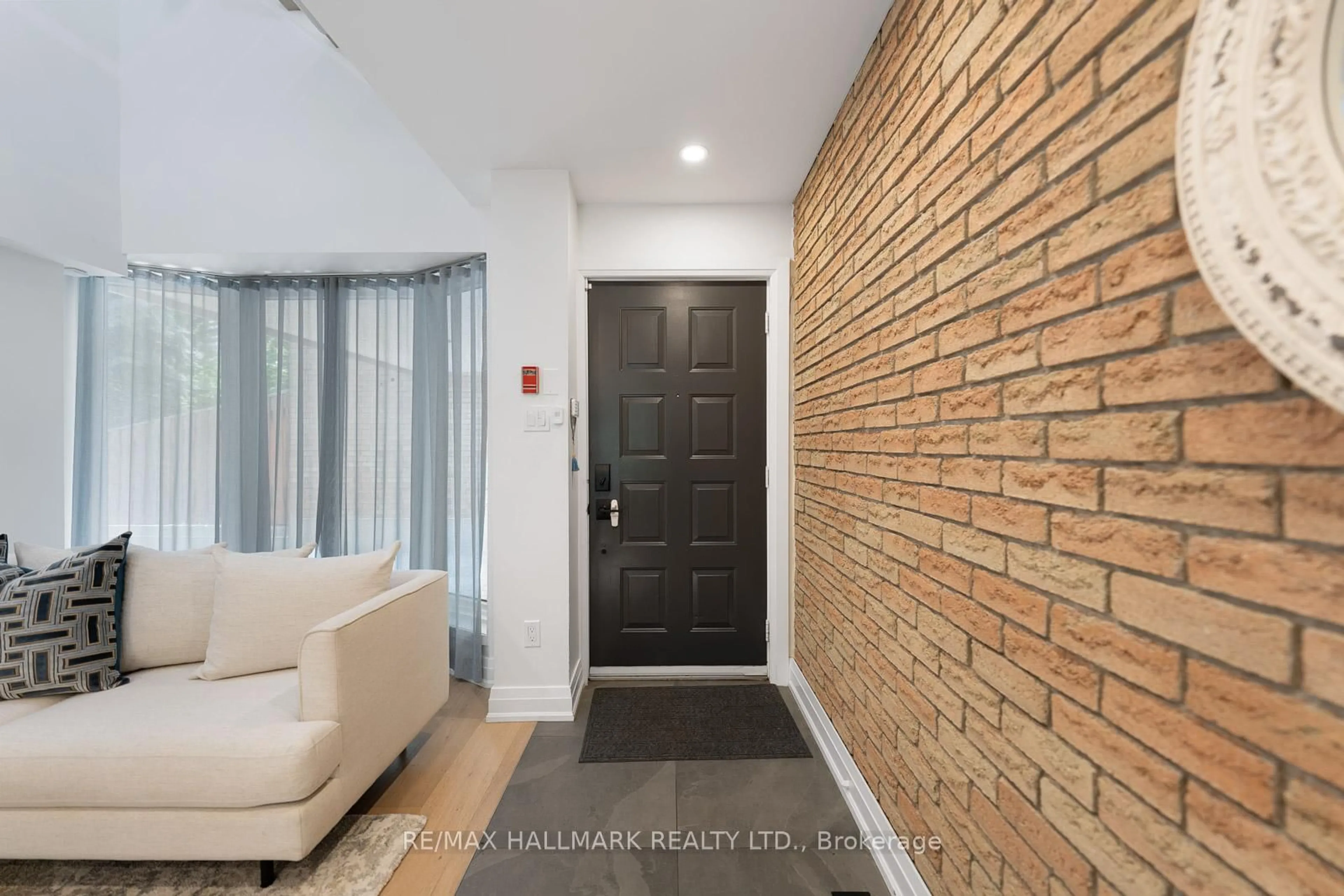 Indoor entryway for 95 Summerhill Ave #11, Toronto Ontario M4T 1B1