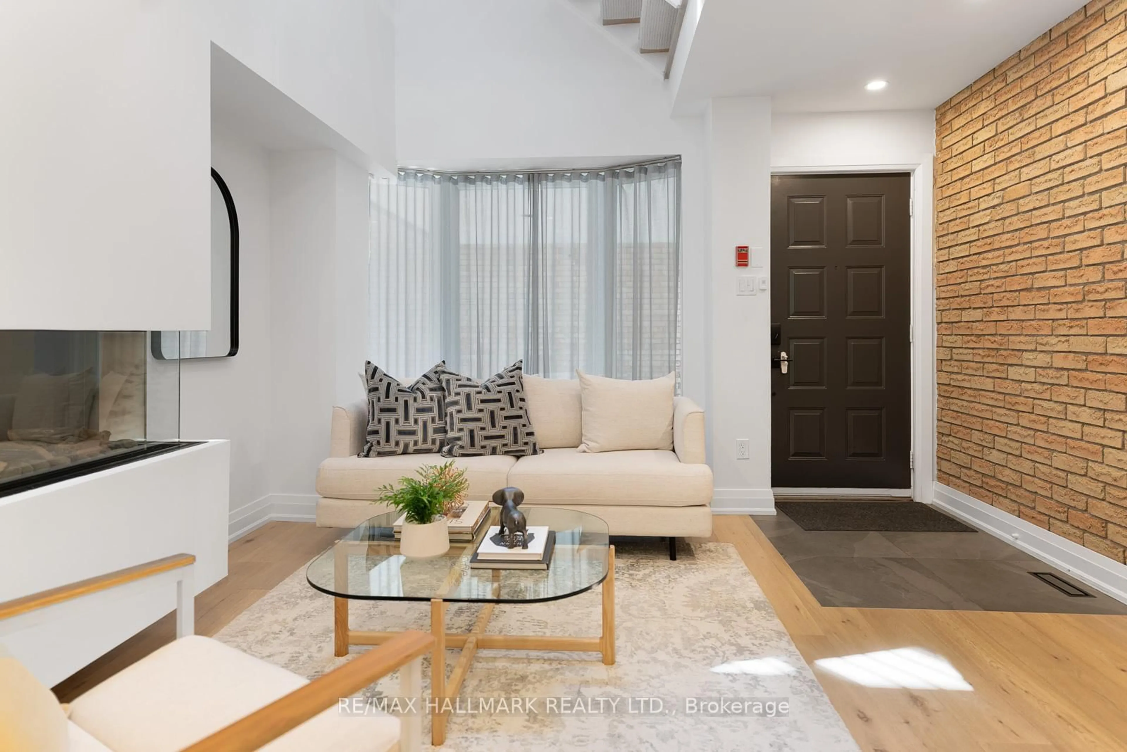Living room with furniture, unknown for 95 Summerhill Ave #11, Toronto Ontario M4T 1B1