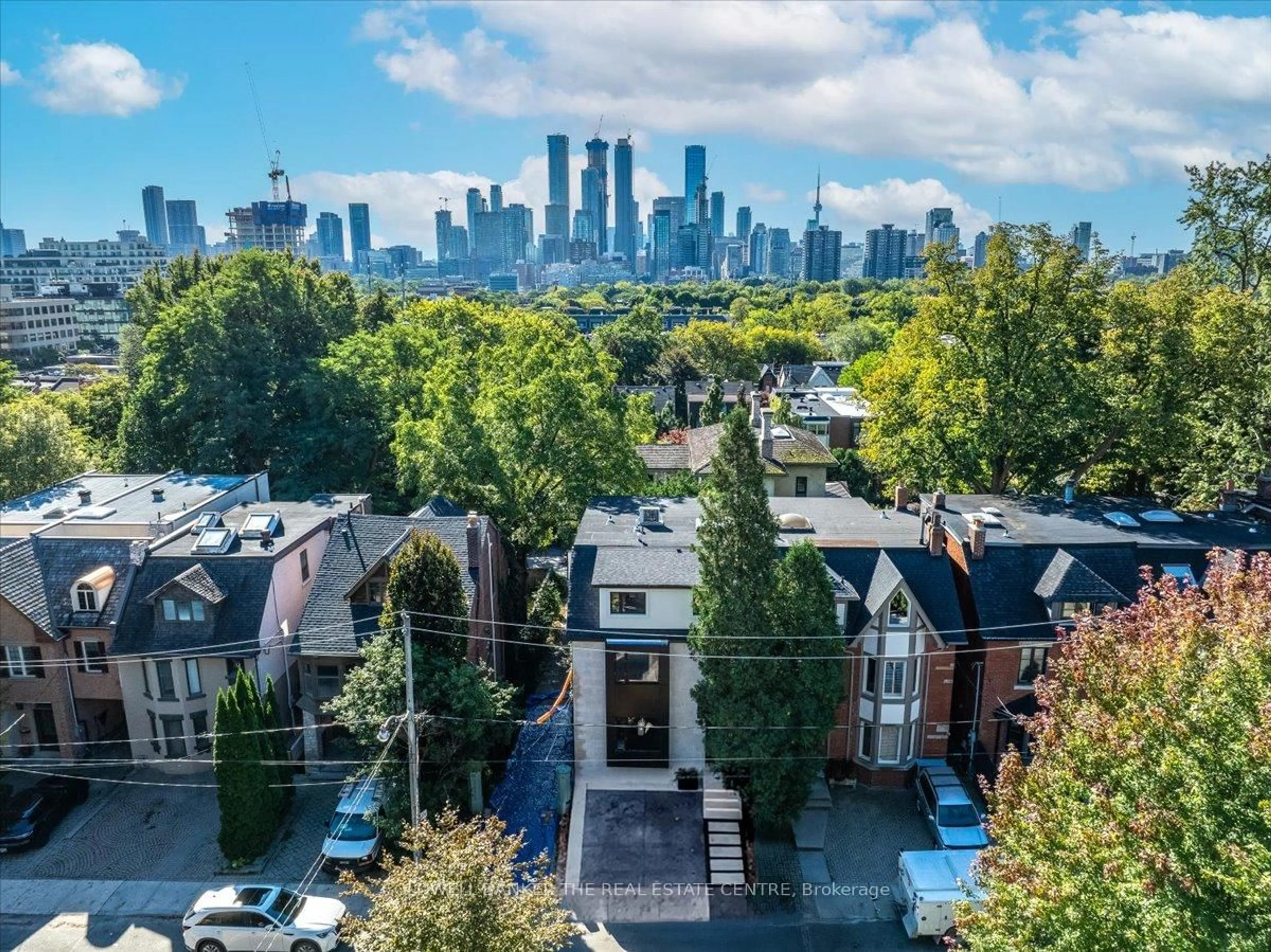 A pic from outside/outdoor area/front of a property/back of a property/a pic from drone, city buildings view from balcony for 37 Woodlawn Ave, Toronto Ontario M4V 1G6