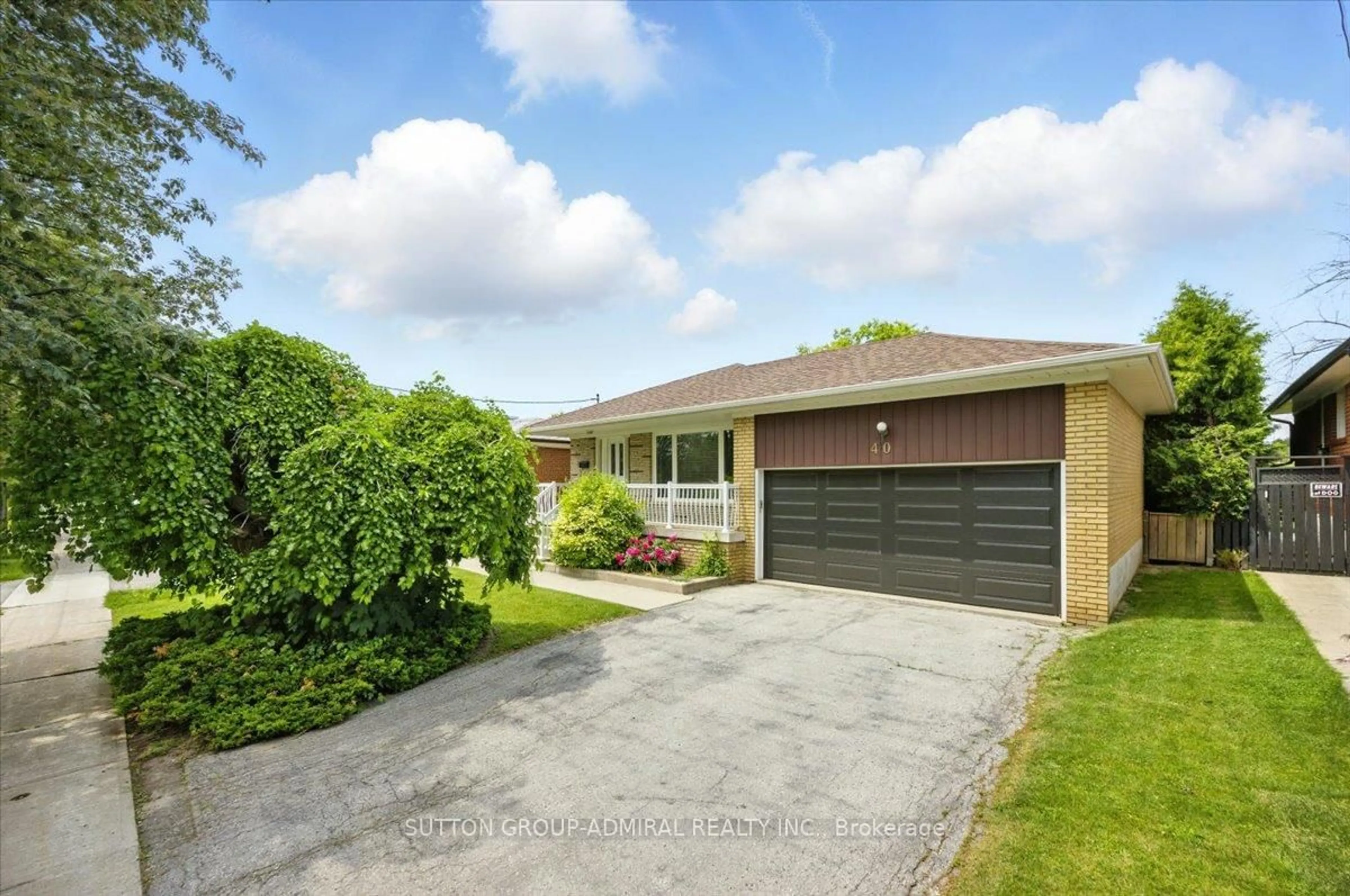 A pic from outside/outdoor area/front of a property/back of a property/a pic from drone, street for 40 Marathon Cres, Toronto Ontario M2R 2L7