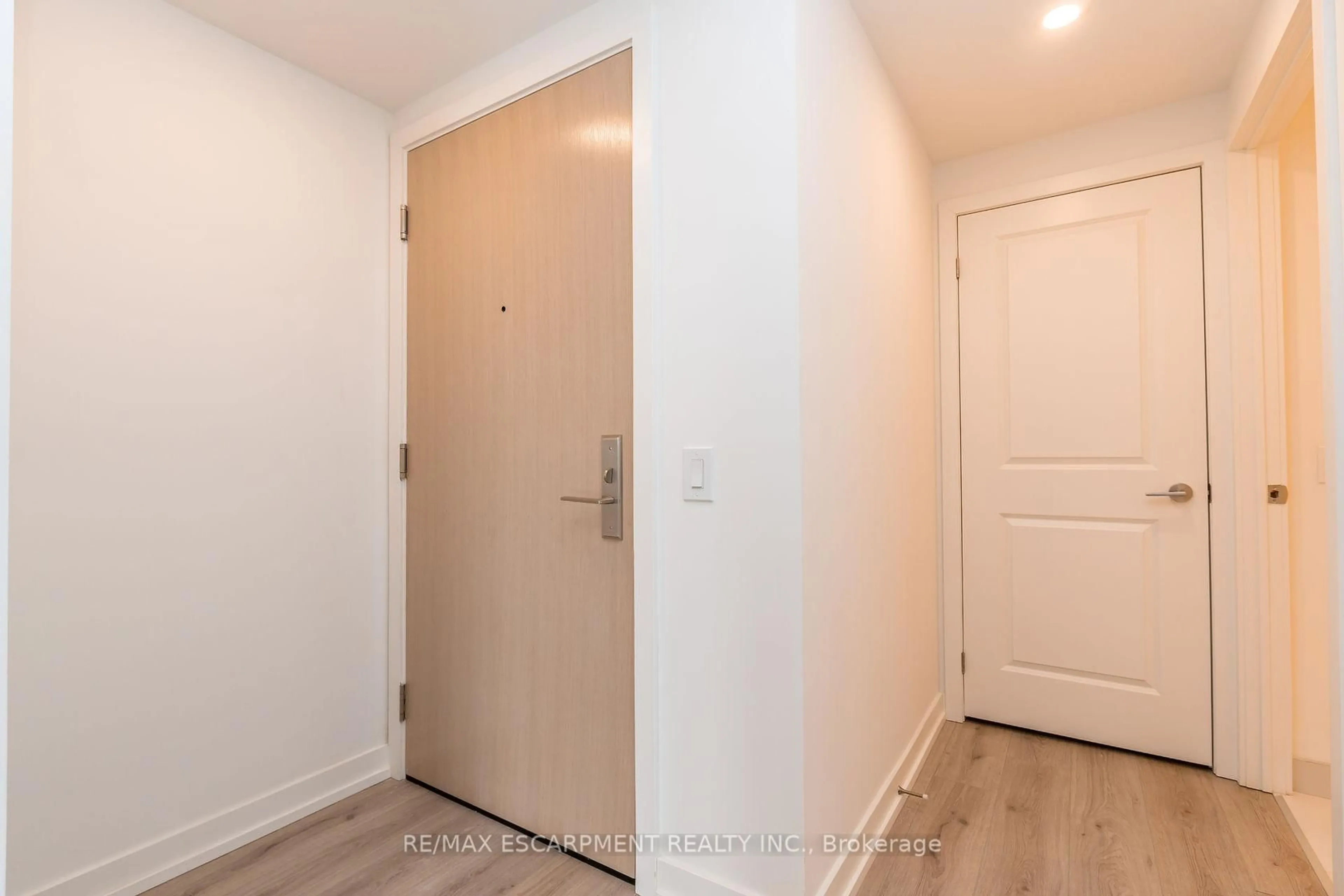 Indoor entryway for 395 Bloor St #2201, Toronto Ontario N4W 0B4