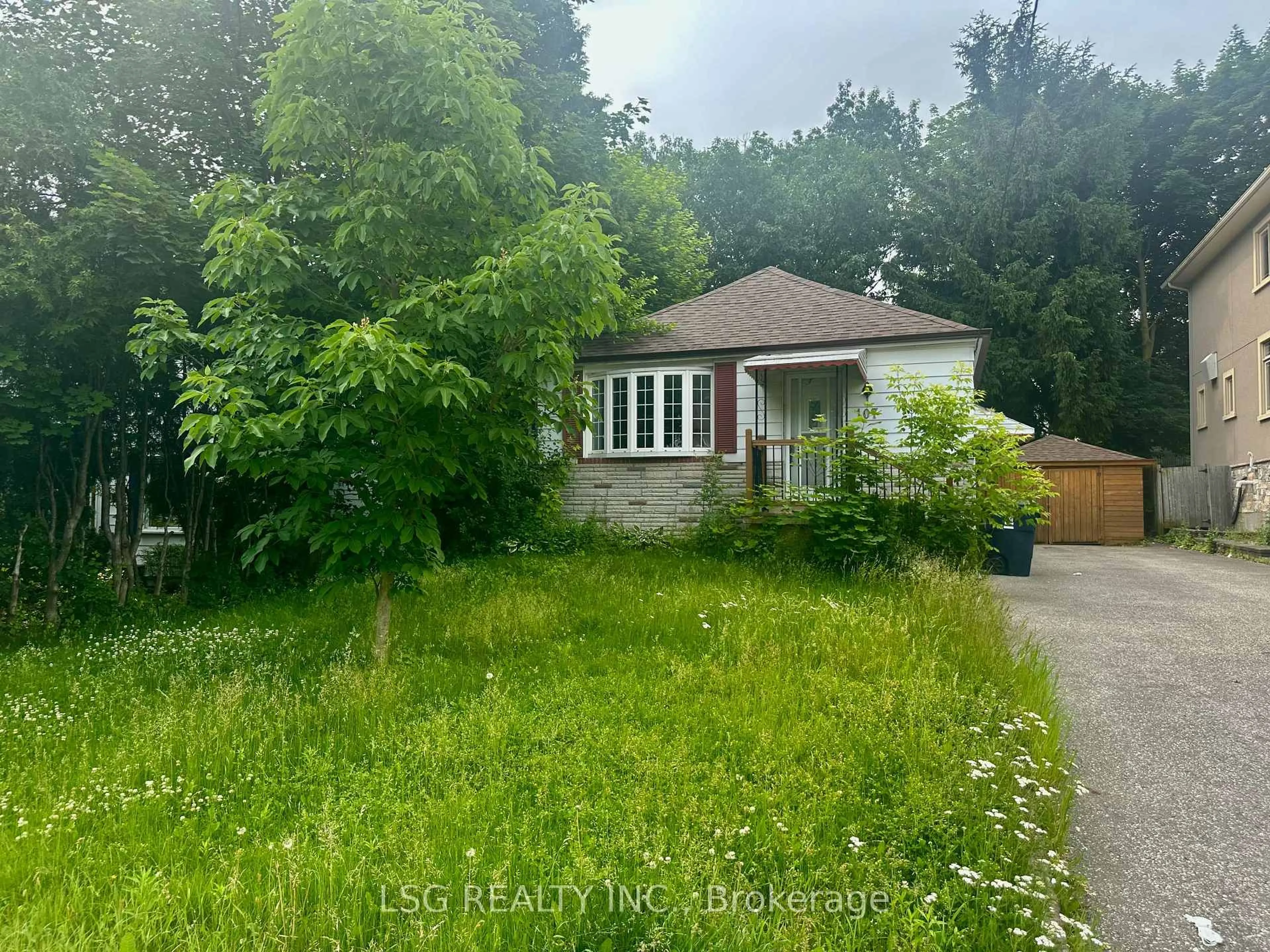 A pic from outside/outdoor area/front of a property/back of a property/a pic from drone, street for 107 Elmhurst Ave, Toronto Ontario M2N 1R7