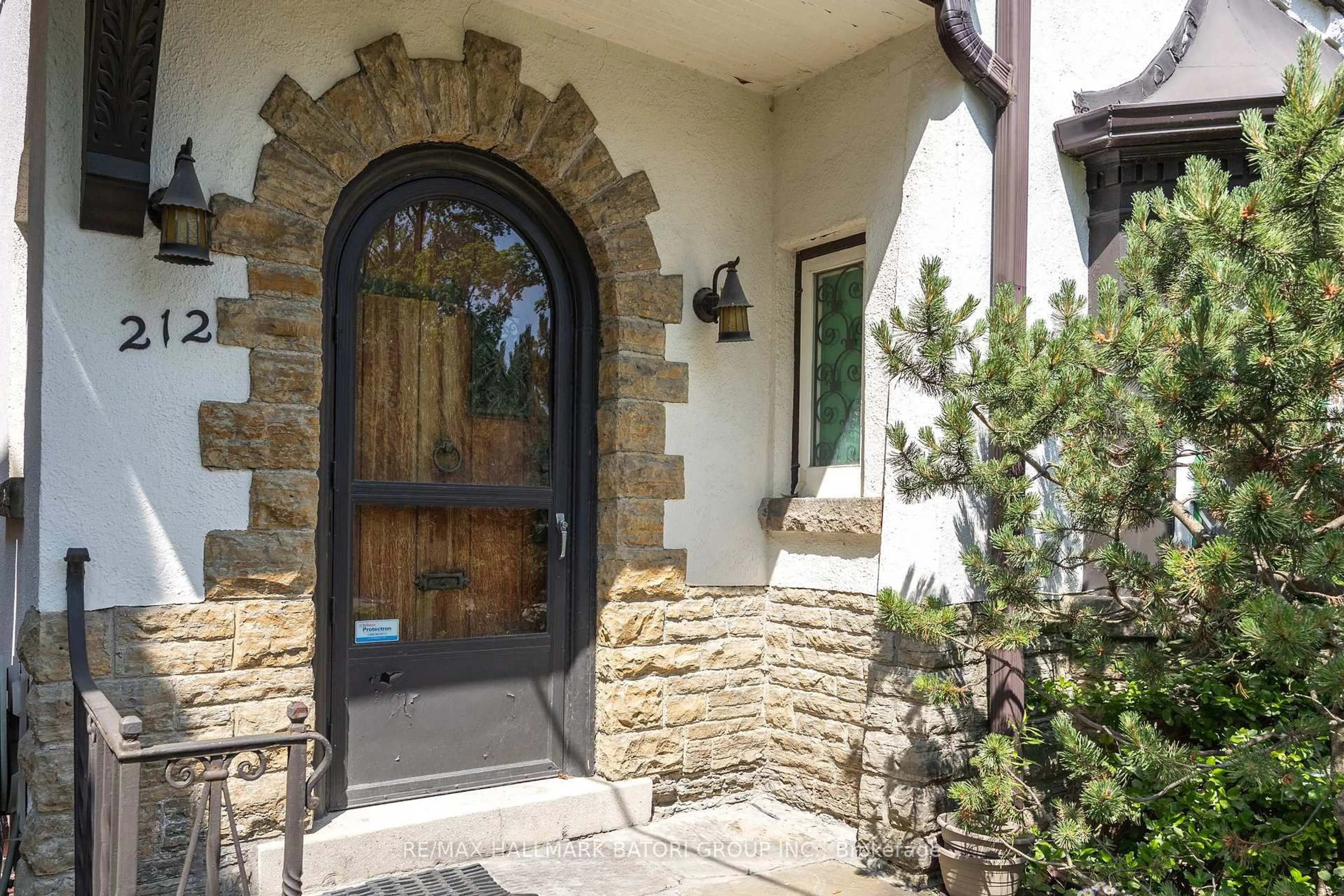 Indoor entryway for 212 Rosemary Rd, Toronto Ontario M5P 3E1
