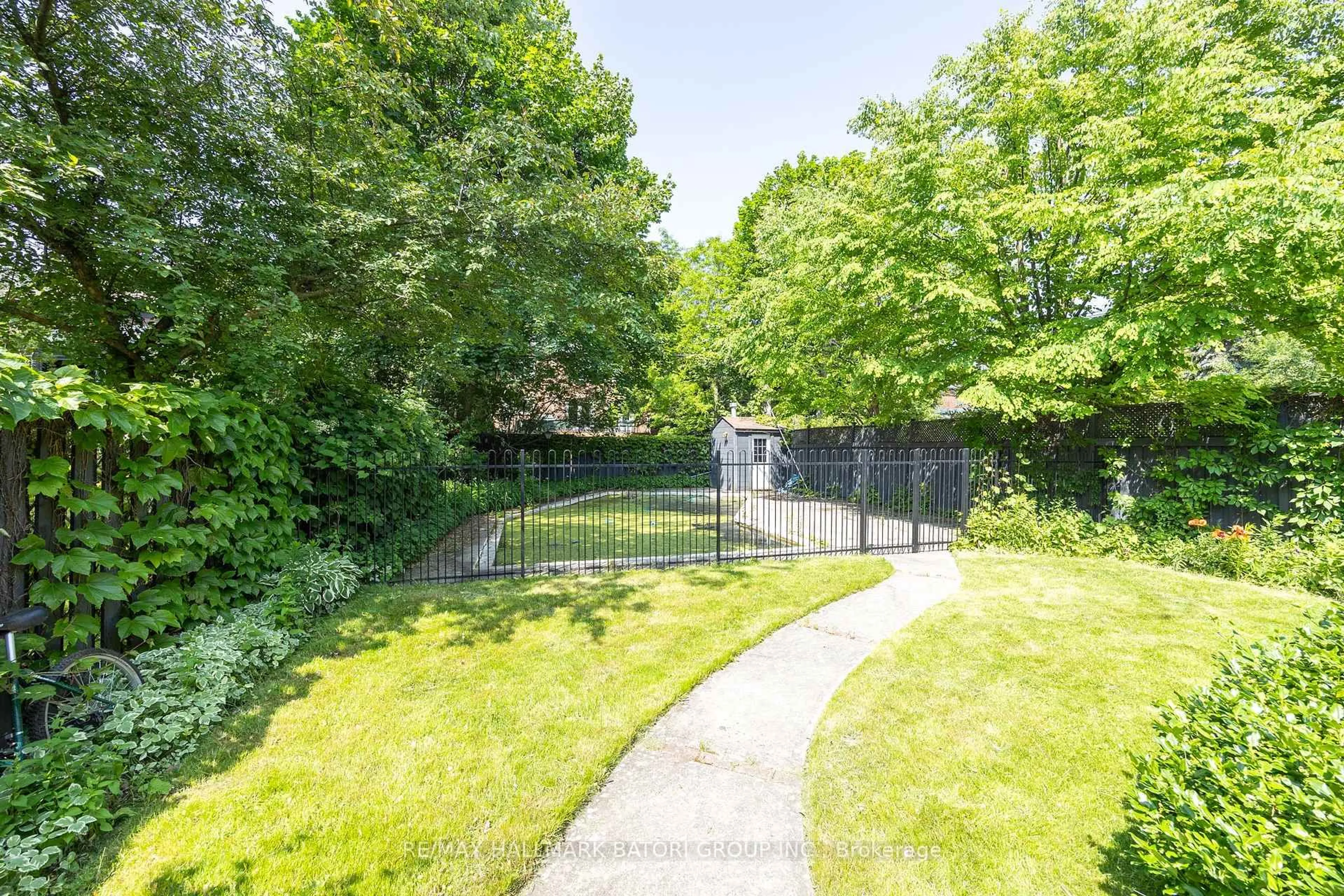 A pic from outside/outdoor area/front of a property/back of a property/a pic from drone, street for 212 Rosemary Rd, Toronto Ontario M5P 3E1